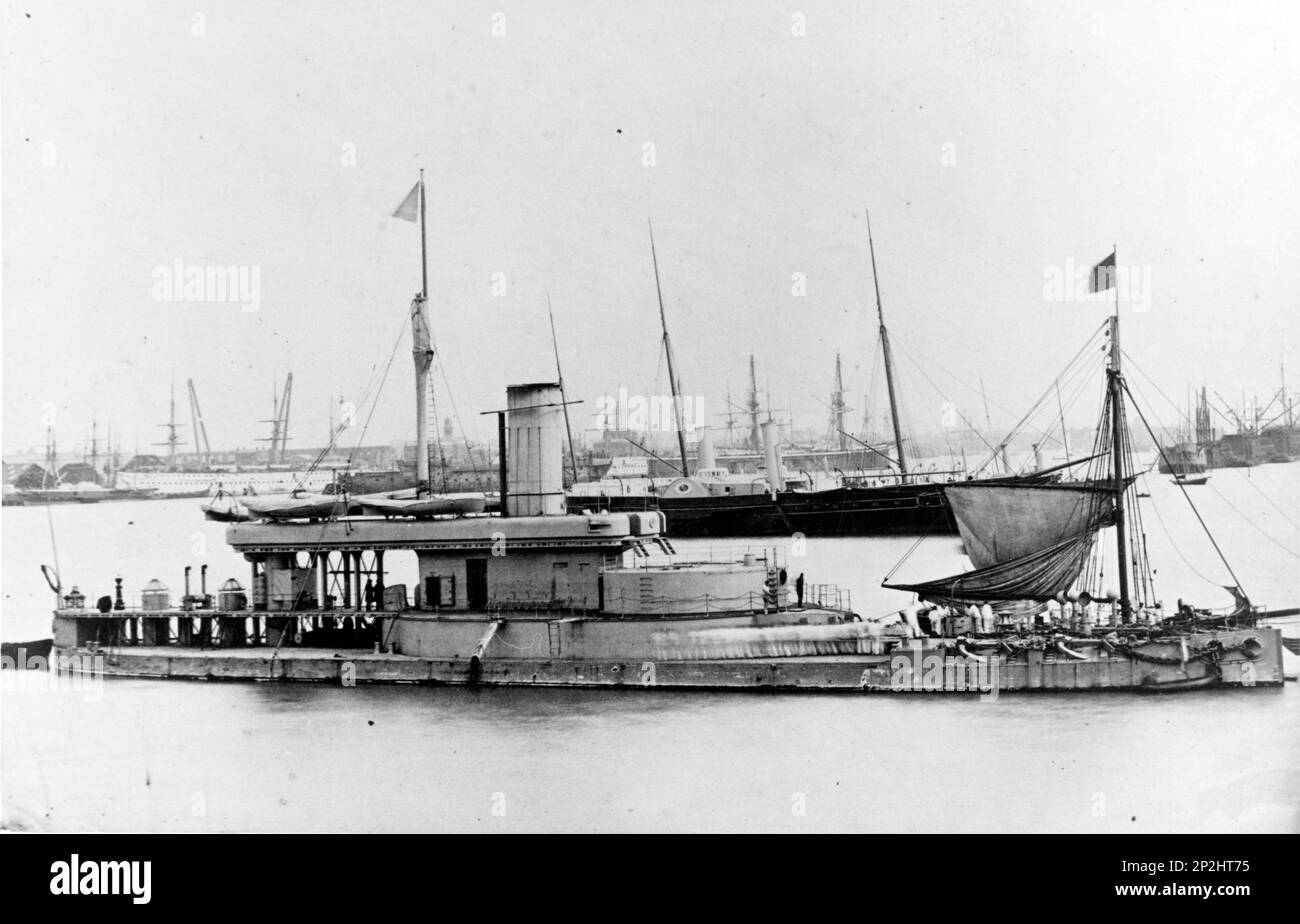 La défense côtière surveille Glatton, 1871 ans, avec le HMS Victoria et Albert, le yacht royal (1855) derrière Banque D'Images