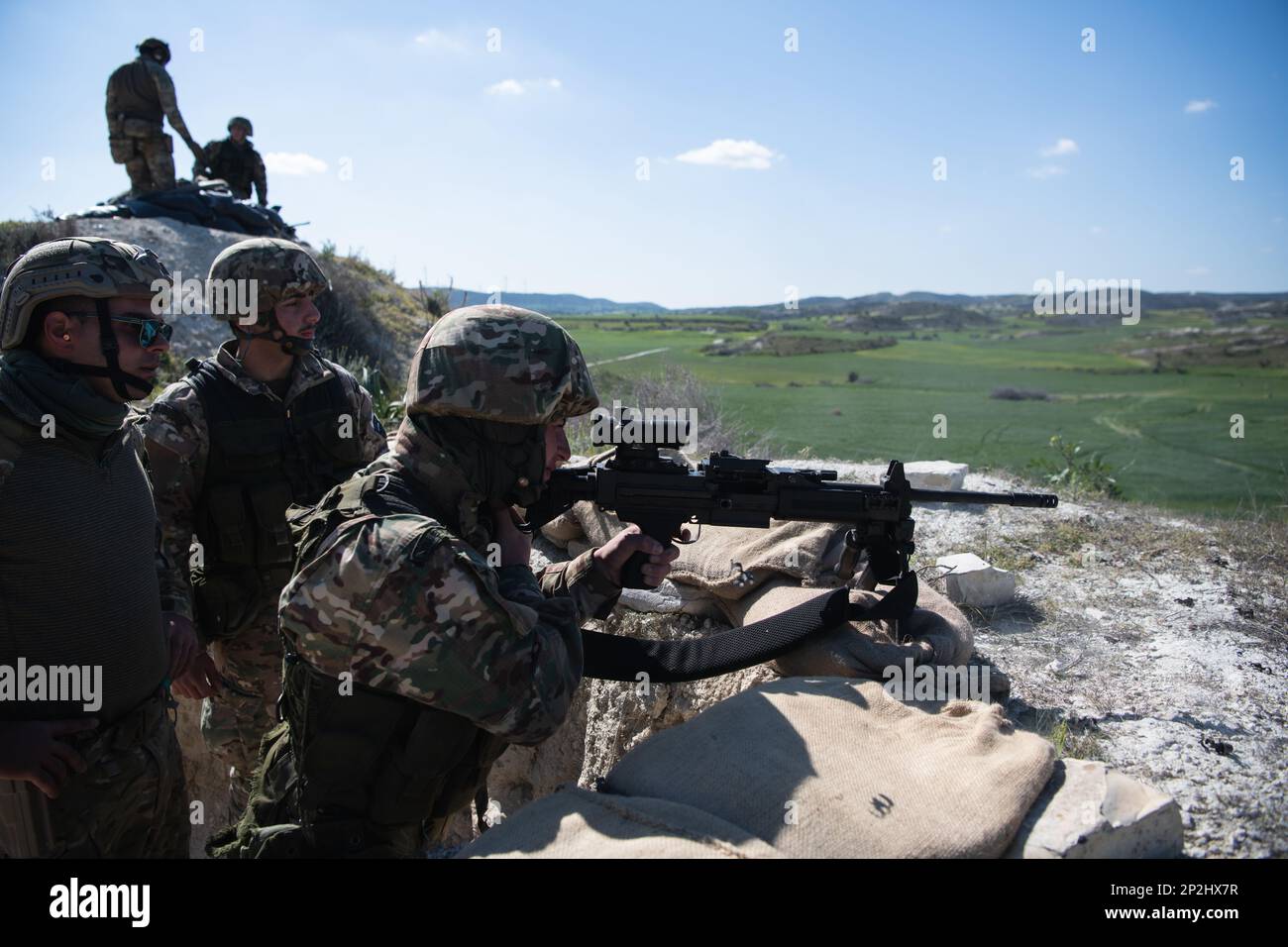 Les troupes chypriotes mènent une formation sur la maîtrise des armes en engageant des cibles auprès d'un Negev 7,62 dans une aire de tir à Larnaca, Chypre, le 17 février 2023, dans le cadre de l'exercice Silver Falcon 23. Silver Falcon 23 est un exercice bilatéral entre les États-Unis et Chypre, conçu pour améliorer l'interopérabilité entre les militaires des deux nations afin de s'assurer qu'ils sont prêts à toute éventualité, en particulier ceux qui impliquent une intervention en cas de crise et des opérations d'évacuation non combattantes. La Brigade aéroportée de 173rd est la U.S. La Force de réaction en cas d'urgence de l'armée en Europe, qui fournit des forces rapidement déployables à Banque D'Images