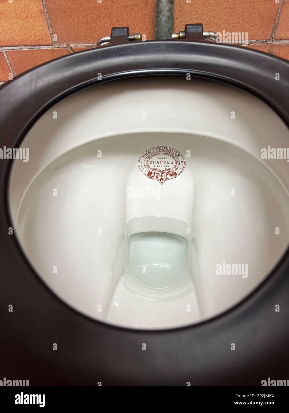 Weybourne, Royaume-Uni : 19 octobre 2022 : Un bac de toilette en porcelaine victorienne fabriqué par Thomas Crapper and Company en Grande-Bretagne. Thomas Crapper Banque D'Images