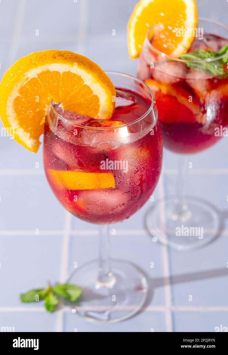 Cocktails espagnols d'été, Tinto de verano. Banque D'Images