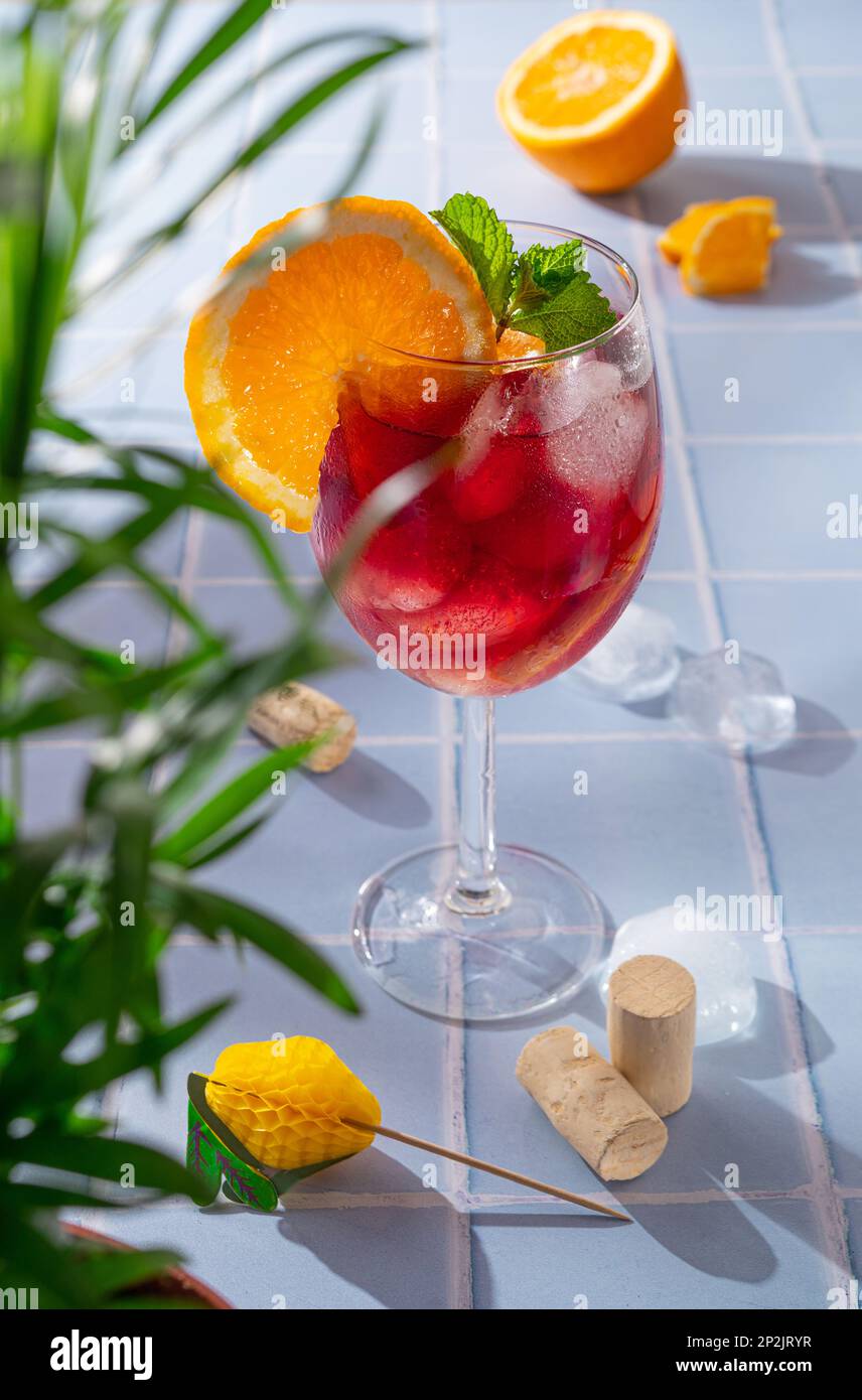 Boisson rafraîchissante traditionnelle espagnole d'été, cocktail, Tinto de verano. Banque D'Images