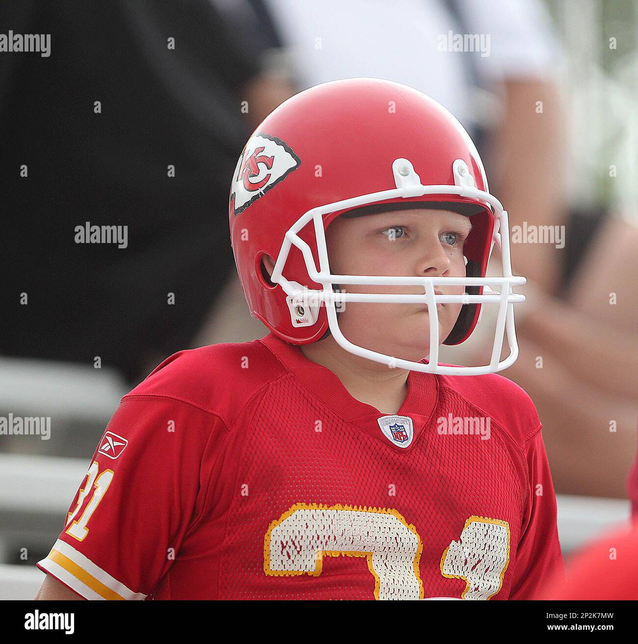 Bentley Colson, 8, Beatrice, Neb., dressed as a Kansas City Chiefs player watches during the Chiefs' NFL football training camp in St. Joseph, Mo., Tuesday, Aug. 4, 2015. (Jessica Stewart/The St. Joseph News-Press via AP) MANDATORY CREDIT Banque D'Images