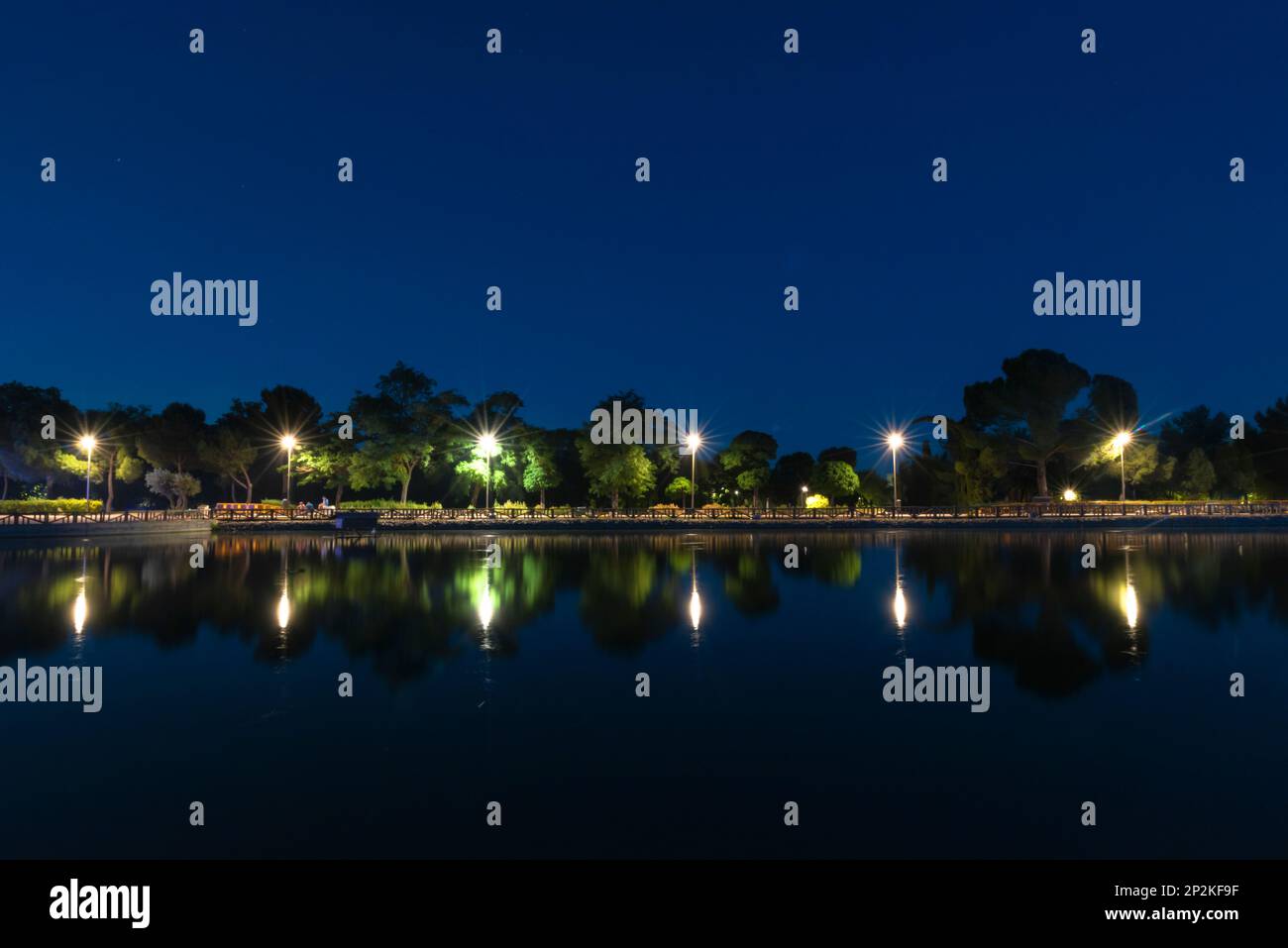 joyeuses fêtes du nouvel an la veille du nouvel an feux d'artifice colorés à la pyrotechnique dans le ciel noir foncé avec l'image de la fusée de couleur réflecte Banque D'Images