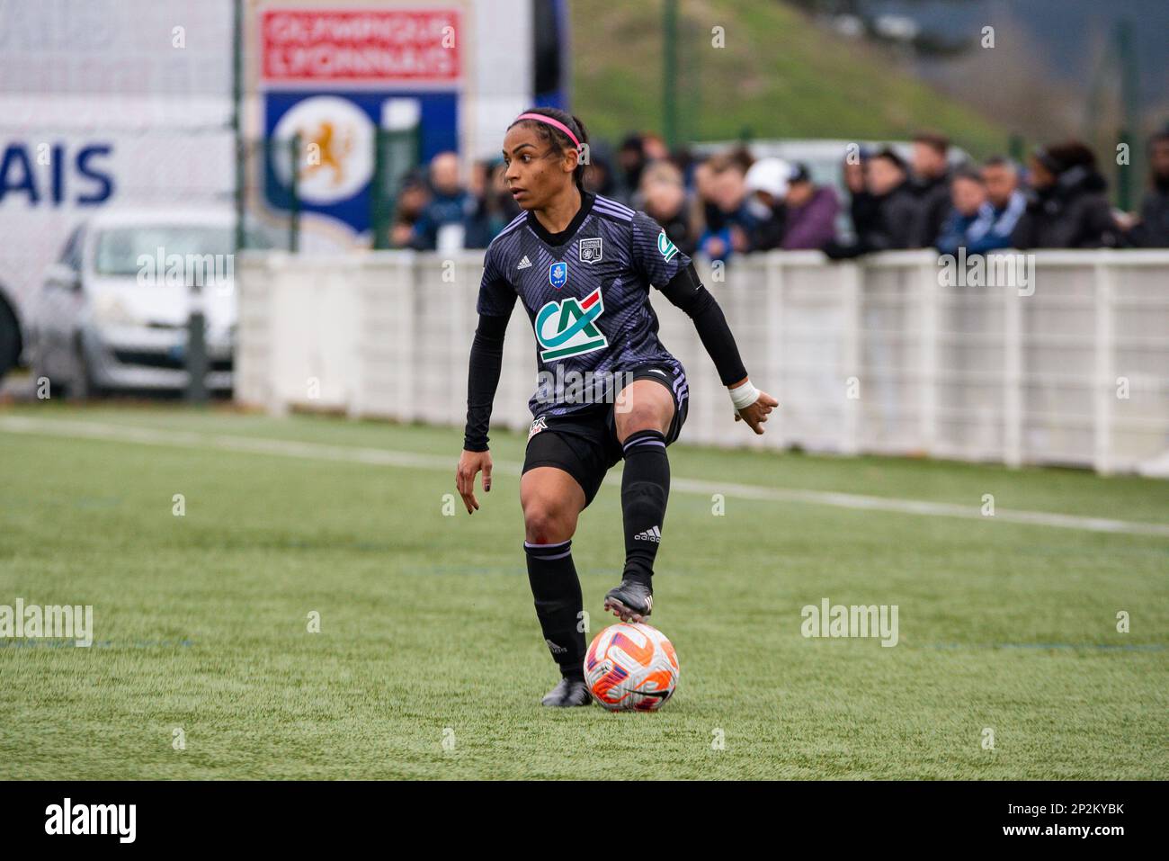 Perle Morroni de l'Olympique Lyonnais contrôle le ballon lors de la coupe française des femmes, match de quart-finale entre le Stade de Reims et l'Olympique Lyonnais (Lyon) sur 4 mars 2023 au stade Bleriot à Bétheny près de Reims, France - photo: Melanie Laurent / A2M Sport Consulting / DPPI / LiveMedia Banque D'Images