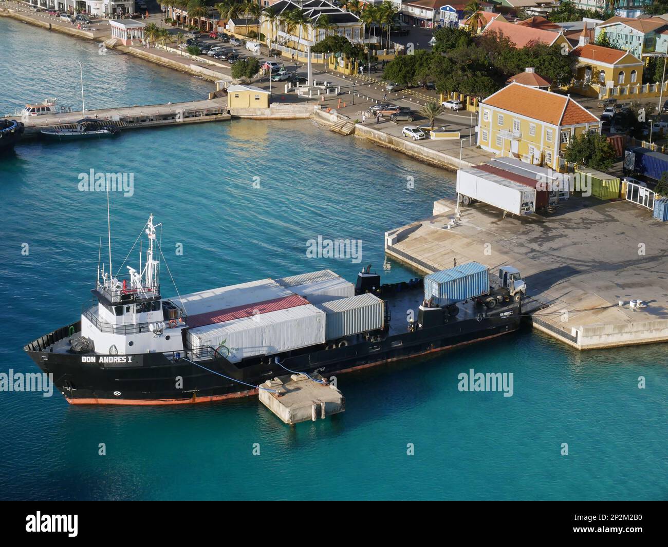 Le navire de ravitaillement en mer Don Andres prend des cargaisons conteneurisées à Kralendijk, Bonaire, Leeward Antilles, Caraïbes Banque D'Images