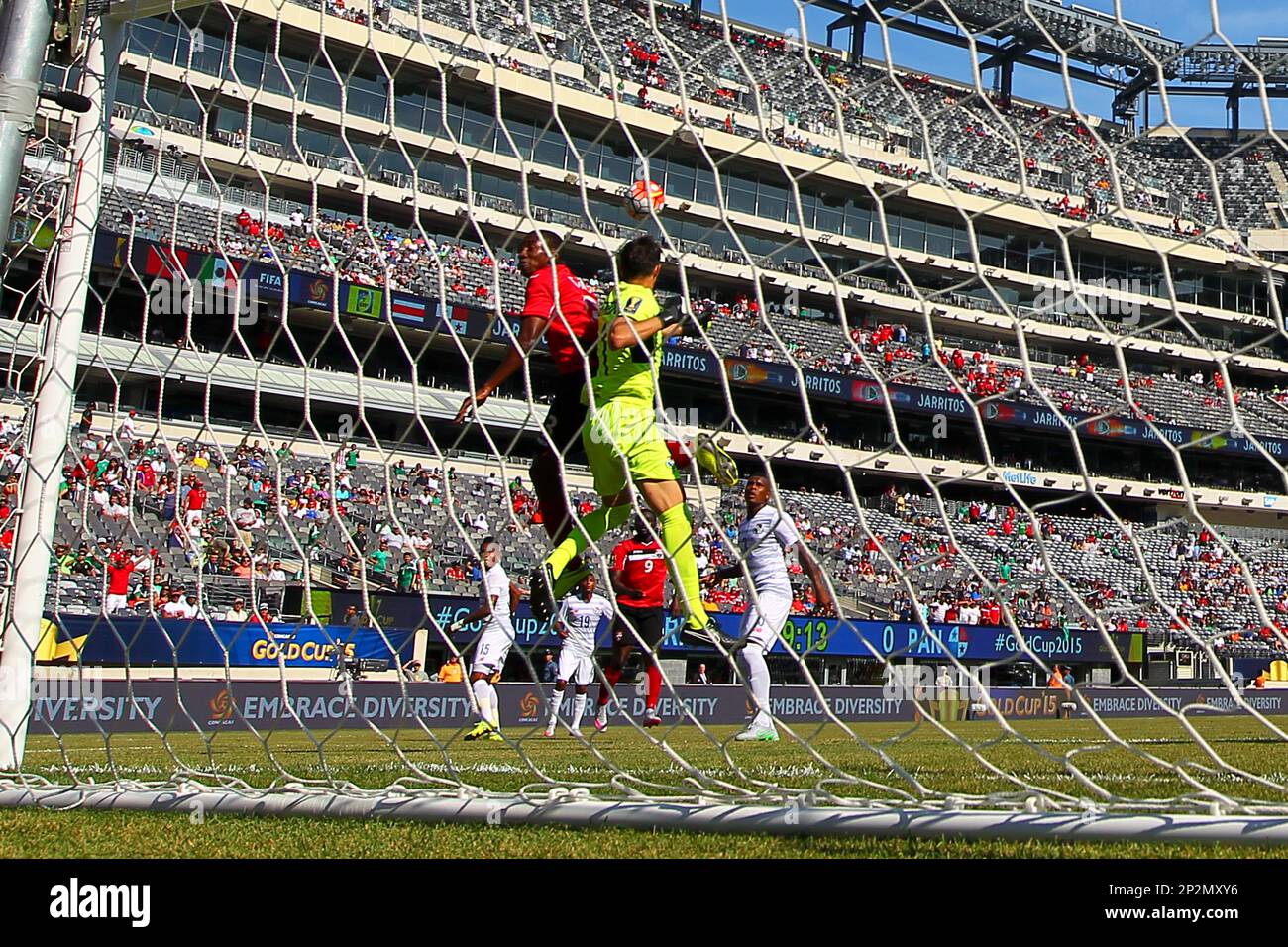 19 JUL 2015: Panama goalkeeper Jaime Penedo (1) punches the ball away during the CONCACAF Gold Cup quarterfinal game between the Trinidad and Tobago and the Panama played at MetLife Stadium in East Rutherford,NJ. Panama defeats Trinidad and Tobago on penalty kicks. (Icon Sportswire via AP Images) Banque D'Images