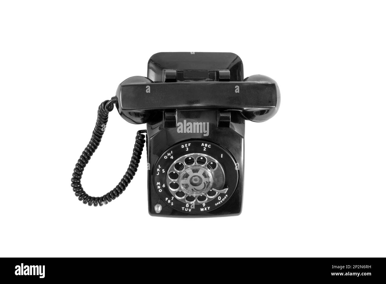 Téléphone à usage domestique noir vintage avec cordon spiralé et fiche pour une utilisation à la maison sur fond blanc isolé Banque D'Images