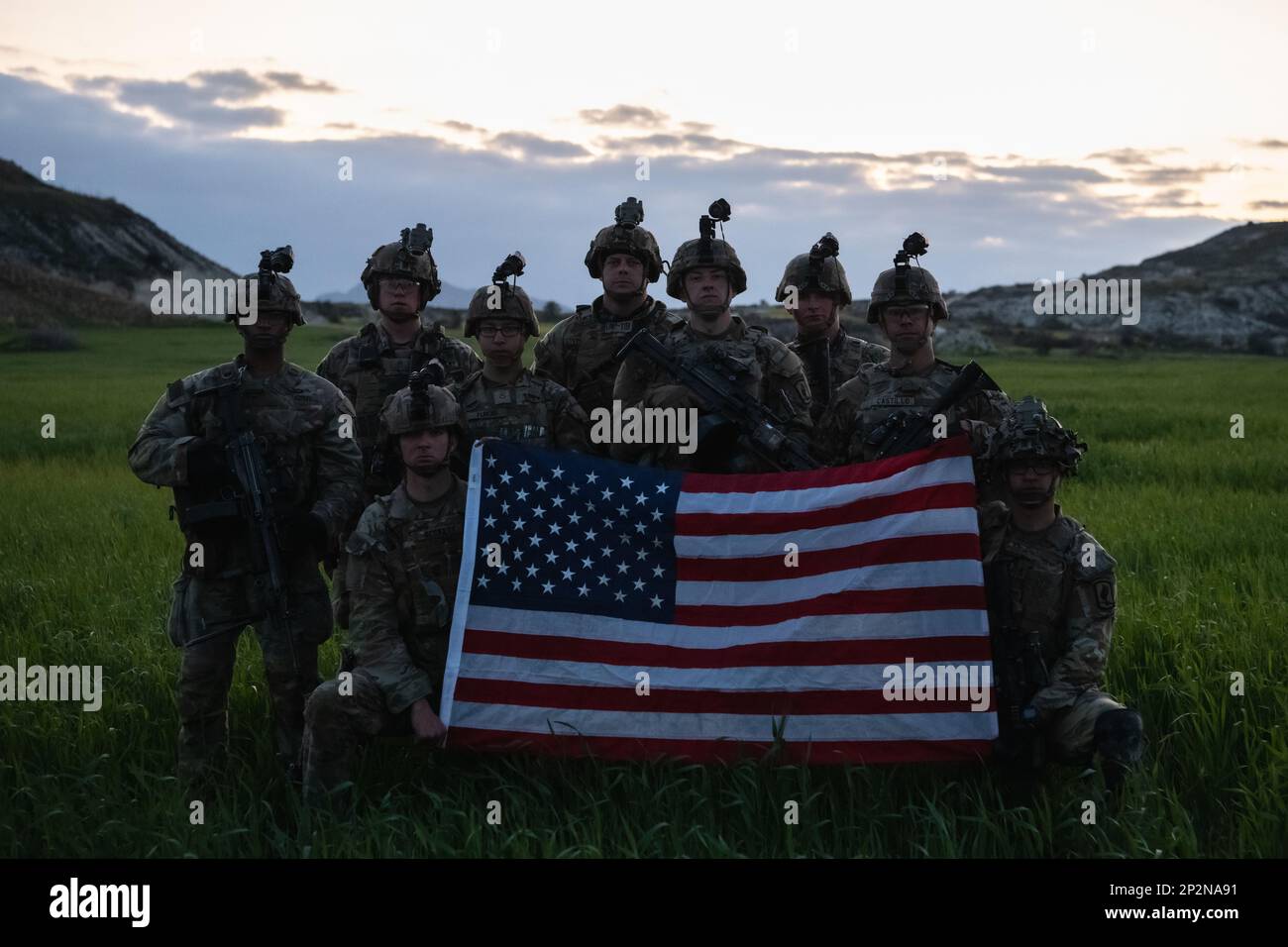 ÉTATS-UNIS Les parachutistes de l'armée affectés au 2nd Bataillon, 503rd Airborne Infantry Regiment, 173rd Airborne Brigade posent pour une photo après un exercice de tir à blanc au niveau de l'équipe de force sur la force avec les troupes chypriotes à Larnaca (Chypre), le 16 février 2023, dans le cadre de l'exercice Silver Falcon 23. Silver Falcon 23 est un exercice bilatéral entre les États-Unis et Chypre, conçu pour améliorer l'interopérabilité entre les militaires des deux nations afin de s'assurer qu'ils sont prêts à toute éventualité, en particulier ceux qui impliquent une intervention en cas de crise et des opérations d'évacuation non combattantes. La Brigade aéroportée de 173rd est la TH Banque D'Images