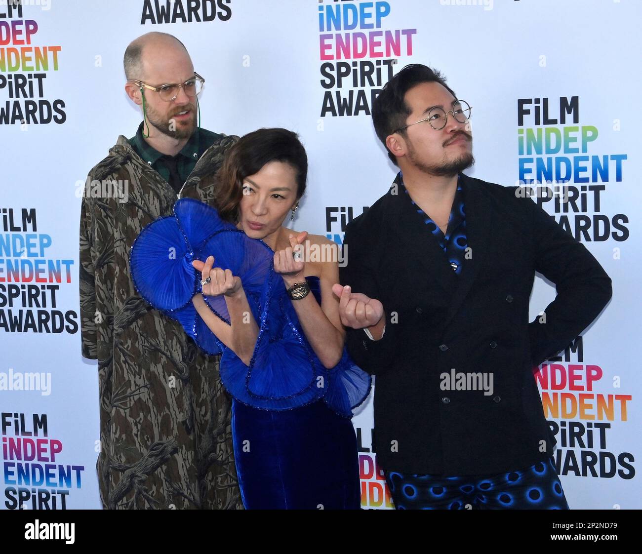 Santa Monica, États-Unis. 04th mars 2023. Daniel Scheinert, Michelle Yeoh et Dan Kwan assistent aux Prix annuels de l'esprit indépendant du film 38th à Santa Monica, en Californie, samedi, à 4 mars 2023. Photo de Jim Ruymen/UPI crédit: UPI/Alay Live News Banque D'Images