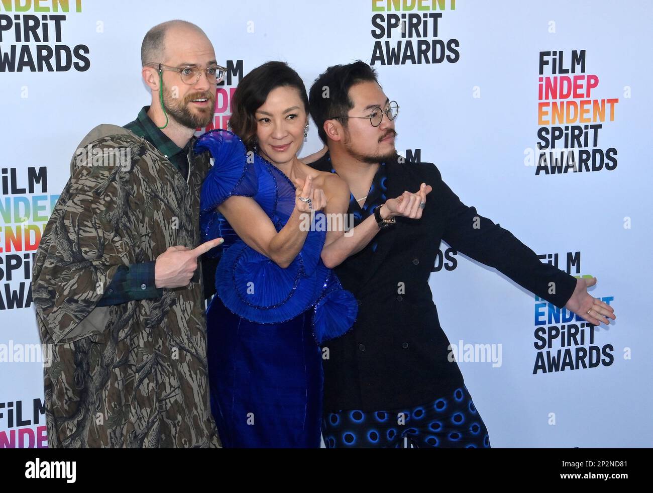 Santa Monica, États-Unis. 04th mars 2023. Daniel Scheinert, Michelle Yeoh et Dan Kwan assistent aux Prix annuels de l'esprit indépendant du film 38th à Santa Monica, en Californie, samedi, à 4 mars 2023. Photo de Jim Ruymen/UPI crédit: UPI/Alay Live News Banque D'Images
