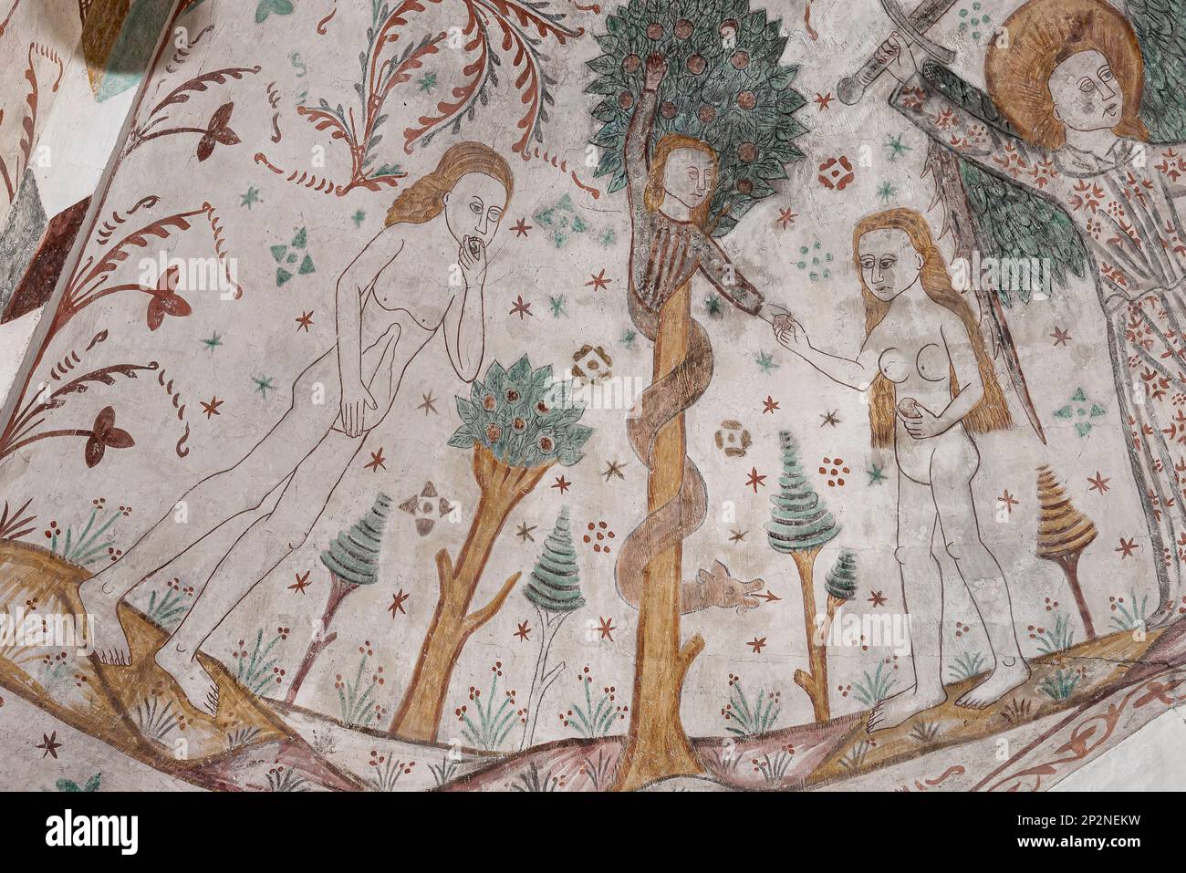 La chute de l'homme quand Eve prend une pomme et la donne à Adam, une vieille peinture murale dans l'église de Keldby, Danemark, 10 octobre 2022 Banque D'Images