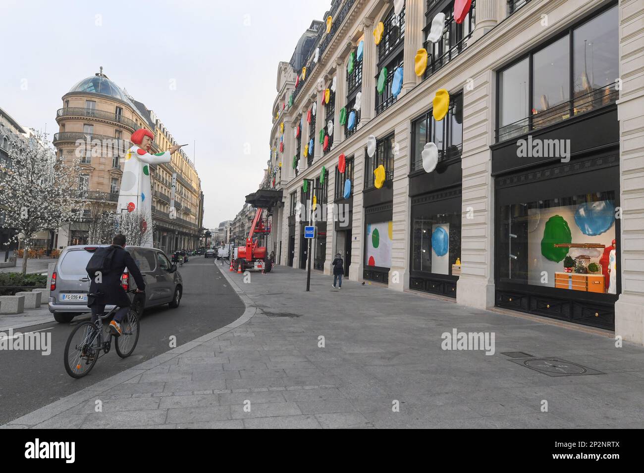 Yayoi Kusama investit Louis Vuitton, face à la Samaritaine. LV DREAM, le nom du nouvel espace d'exposition libre qui s'ouvre en face de la Seine et de la Samaritaine à Paris, France sur 3 mars 2023. (Photo de Lionel Urman/Sipa USA) Banque D'Images