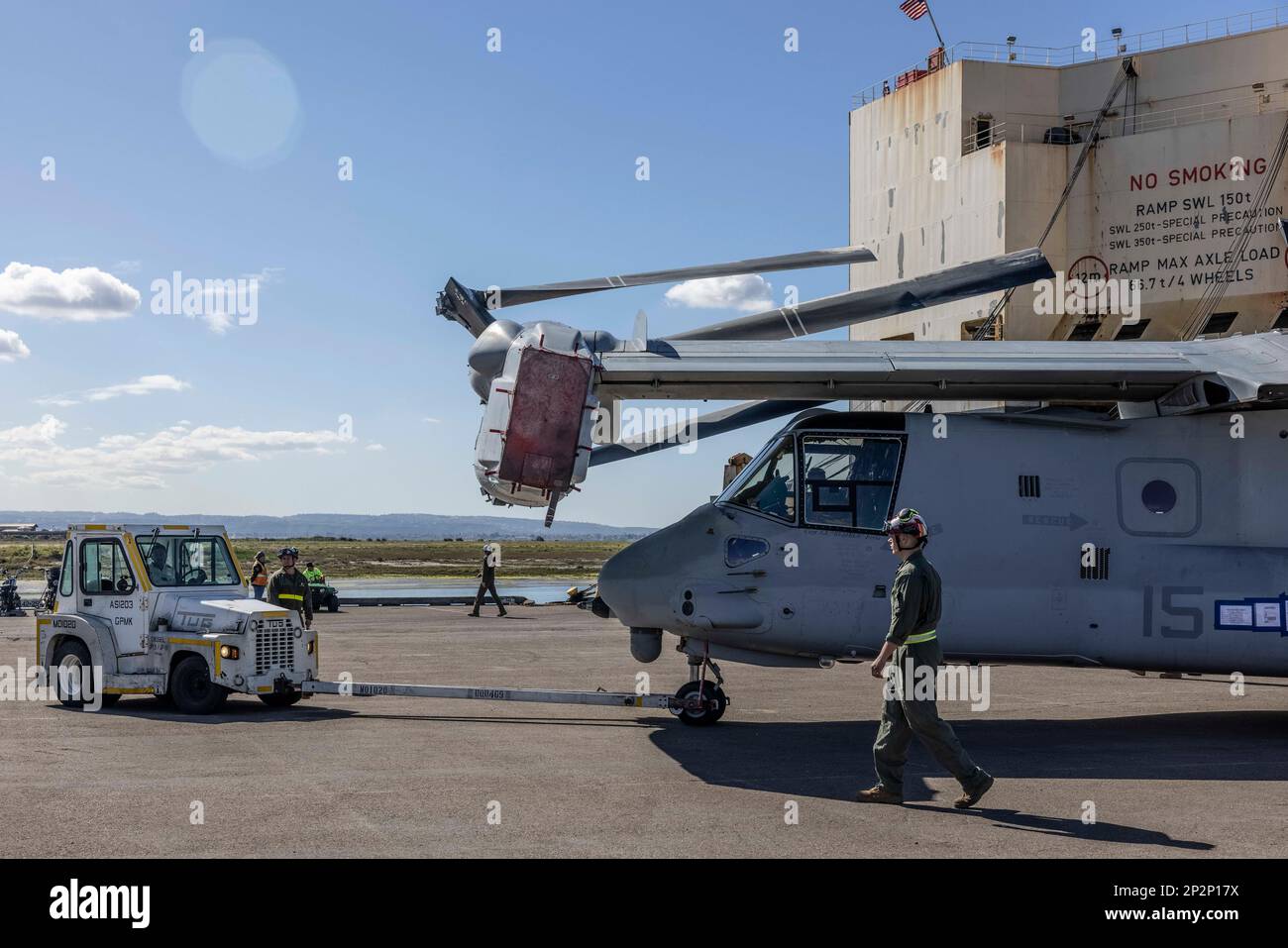 Marines des États-Unis avec le Marine Medium Tiltrotor Squadron (VMM) 163, Marine Aircraft Group 16, 3rd Marine Aircraft Wing, déplacer un MV-22B Osprey avec un A/S32A-45 Aircraft Mid-Range Tow Vehicle à National City Pier à San Diego, le 27 février 2023. L'escadron a organisé Ospreys pour le transport maritime afin de fournir des éléments de combat et un soutien pour l'aviation organisés. (É.-U. Photo du corps marin par le Cpl Sean Potter) Banque D'Images