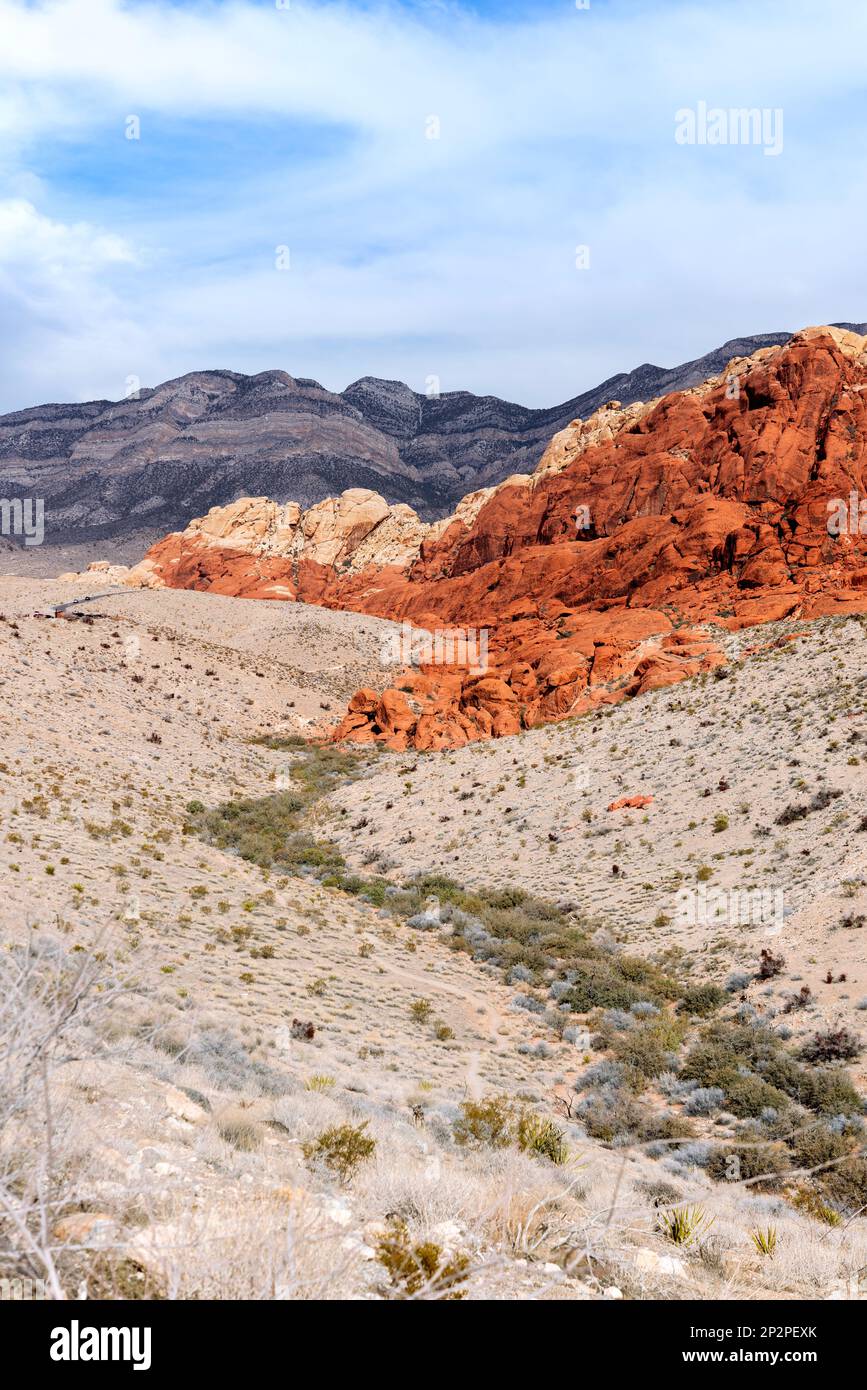 Une belle scène aride, sauvage et montagneuse dans le désert de Red Rock Canyon à Las Vegas, Nevada. Banque D'Images