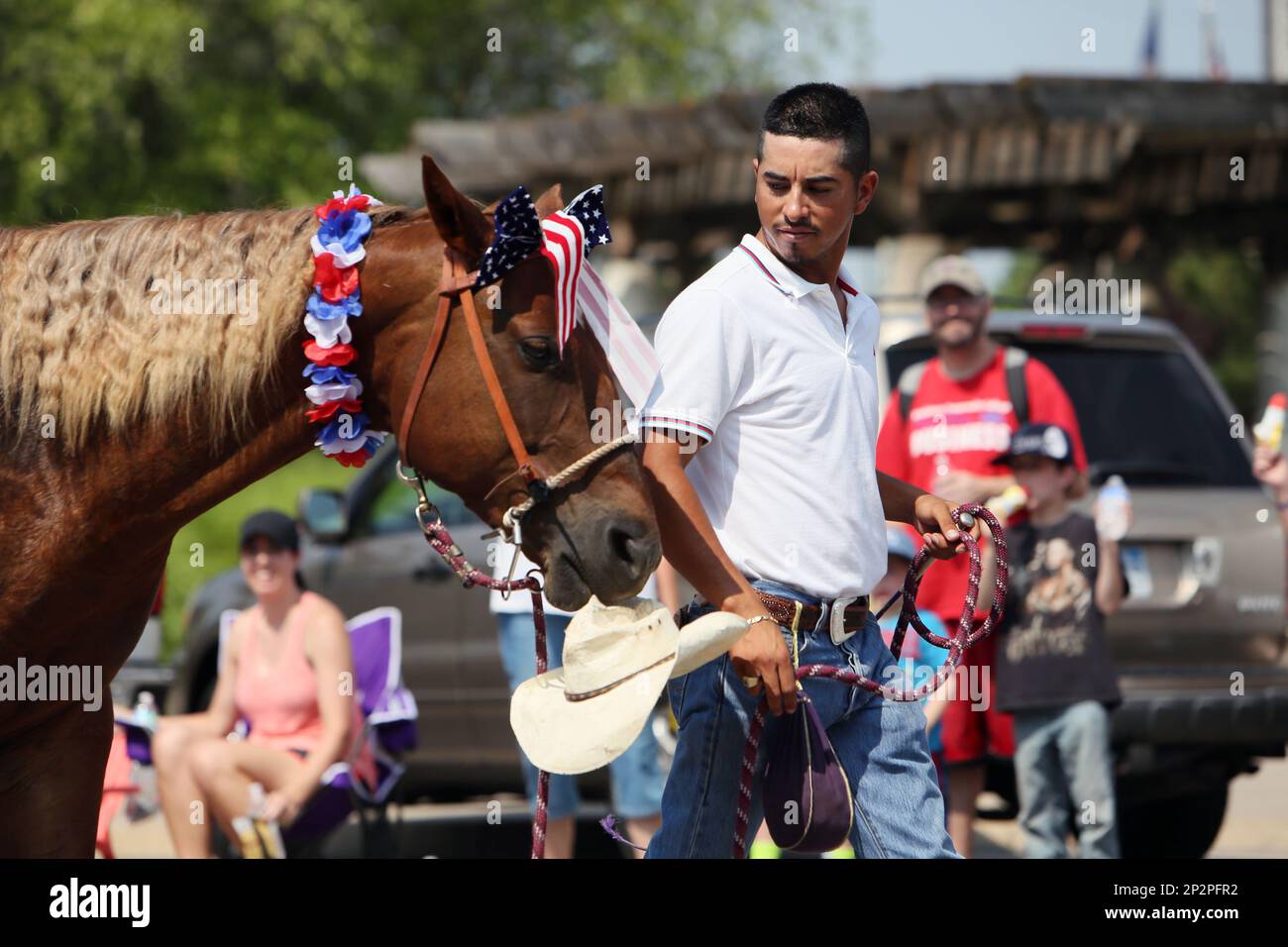 Rosetta, the trick horse, carries the cowboy hat of her trainer, Salvador Guestaleum, during the 32nd Annual Patriot's Parade thru downtown Hutchinson, Kan., on Saturday, July 4, 2015. (Lindsey Bauman/The Hutchinson News via AP) Banque D'Images