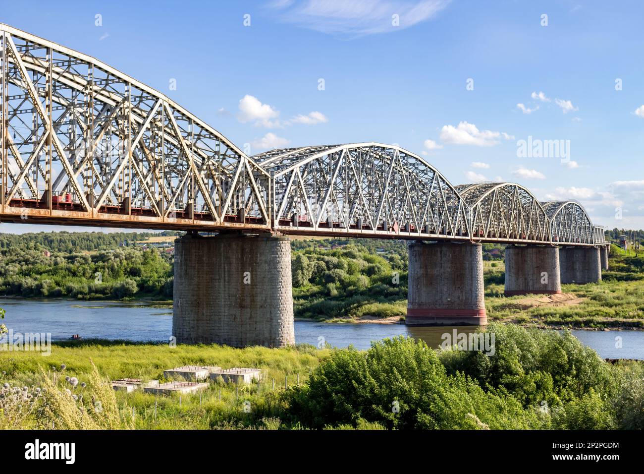 SERPUHOV, RUSSIE - AOÛT 2017 : pont ferroviaire traversant la rivière Oka. Kurskoe direction du chemin de fer de Moscou Banque D'Images