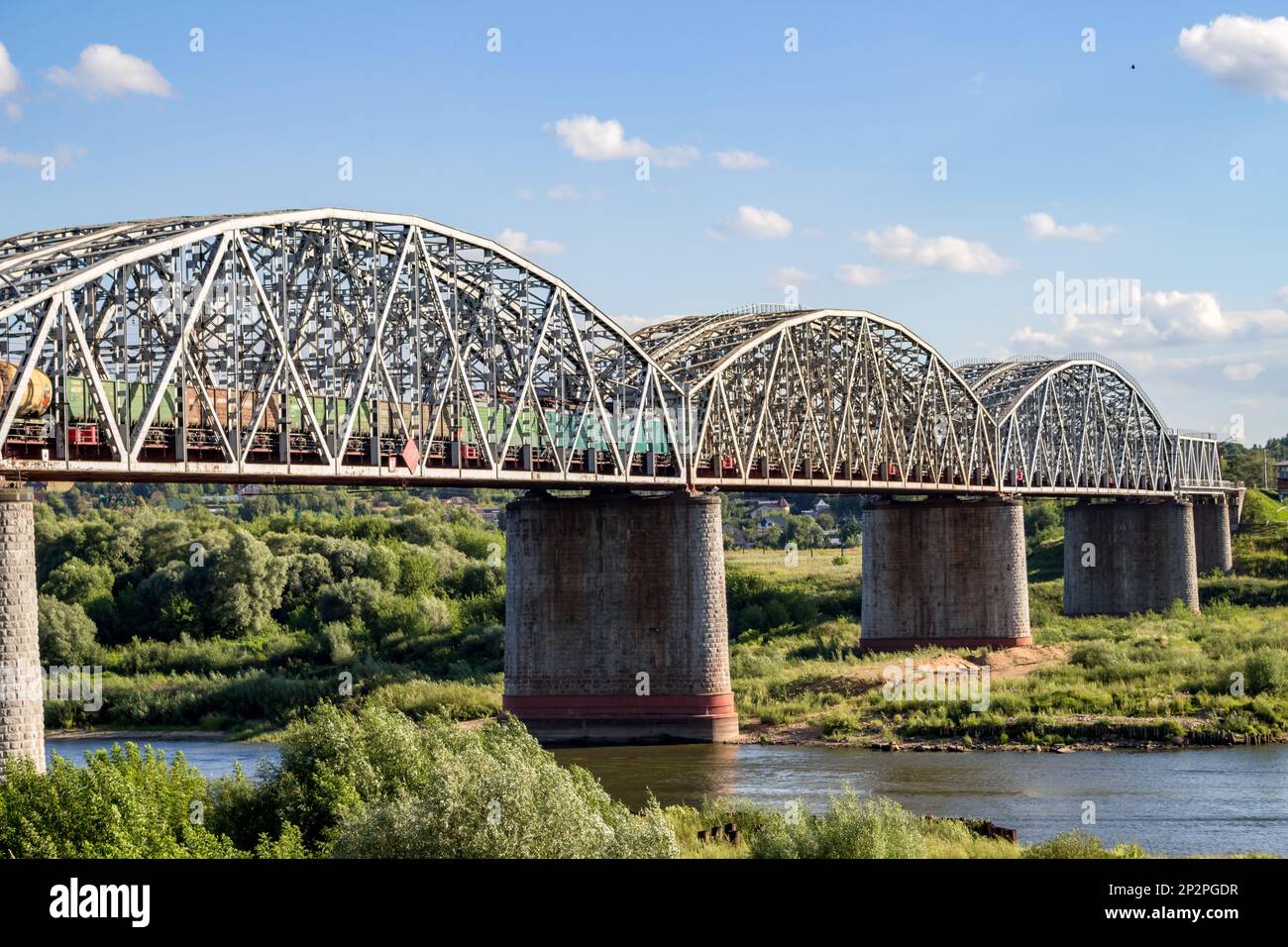 SERPUHOV, RUSSIE - AOÛT 2017 : pont ferroviaire traversant la rivière Oka. Kurskoe direction du chemin de fer de Moscou Banque D'Images