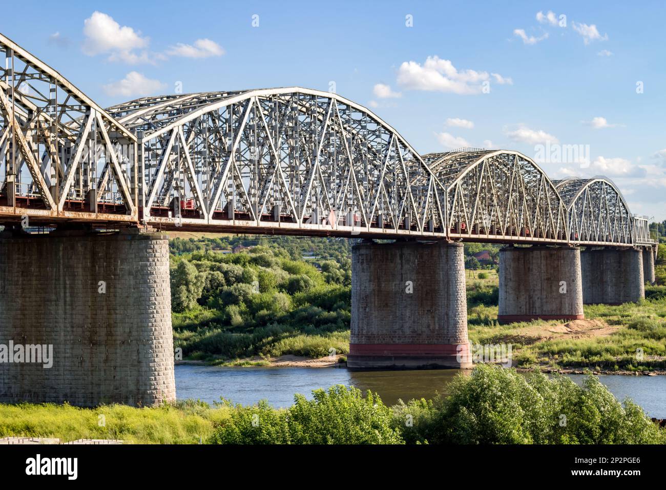 SERPUHOV, RUSSIE - AOÛT 2017 : pont ferroviaire traversant la rivière Oka. Kurskoe direction du chemin de fer de Moscou Banque D'Images