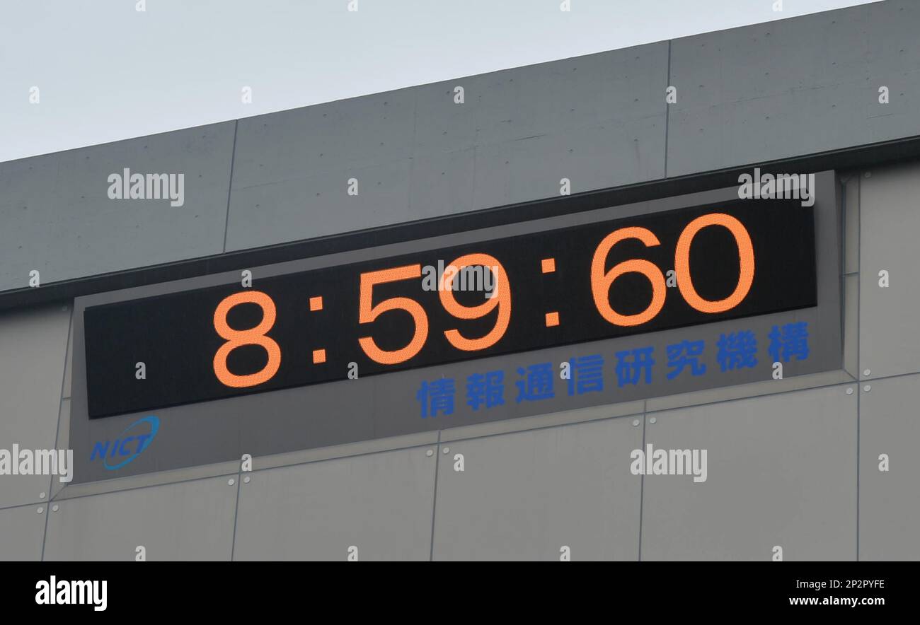 A digital clock is displaying 8:59:60 at JR Koganei Station in Koganei on July 1, 2015, marking the moment a leap second was added to the world clock. The adjustment is carried out to synchronize the time standard measured by atomic clocks with the world clock, which is based on a range of parameters including the speed of the Earth’s rotation. Koganei is home to the National Institute of Information and Communications Technology, which is responsible for managing Japan’s time standard. ( The Yomiuri Shimbun via AP Images ) Banque D'Images