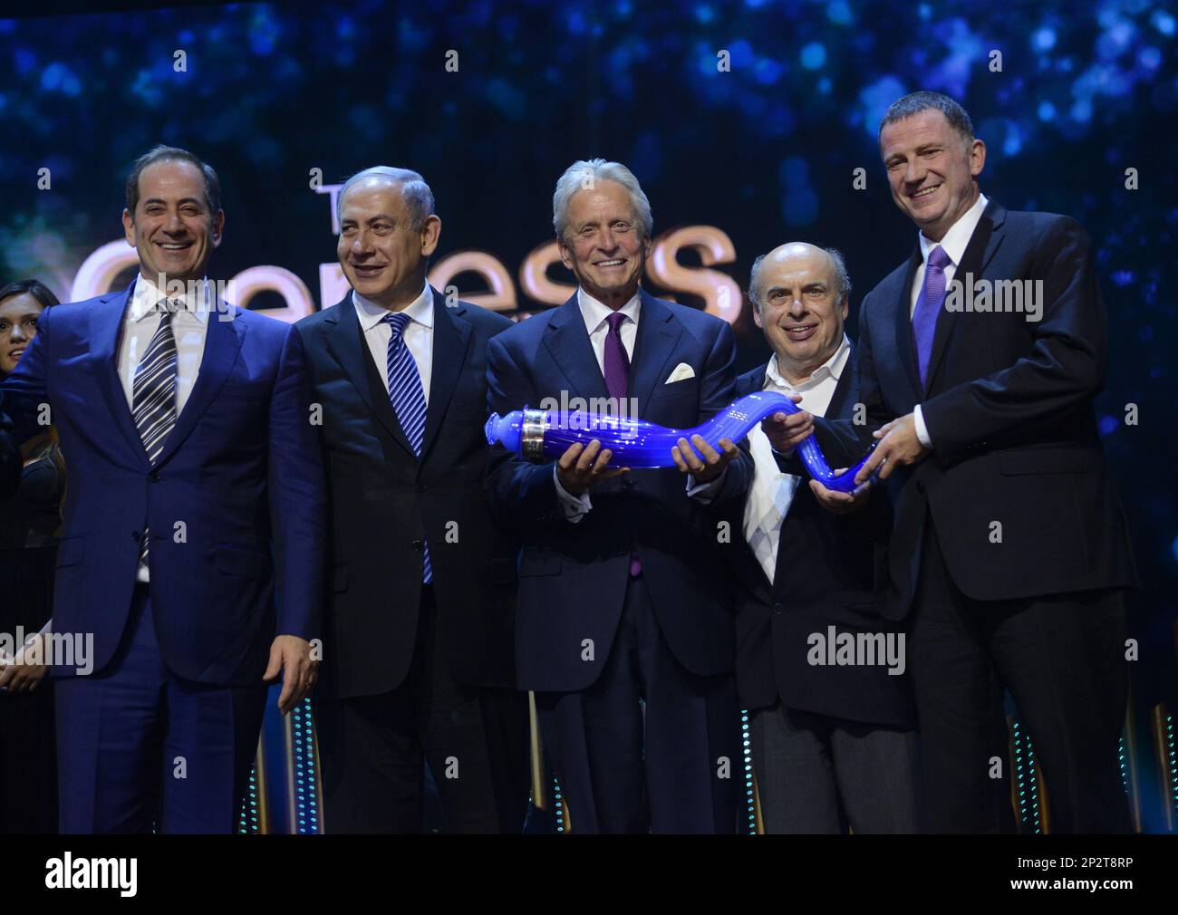 American Jewish actor Michael Douglas, center, receives the Genesis Prize from Israeli Prime Minister Benjamin Netanyahu, left, in Jerusalem, Israel, June 18, 2015. The Genesis Prize honors individuals who have attained excellence in their professional field and have inspired others in their engagement and dedication to the Jewish community and the State of Israel. (Debbie Hill/Pool photo via AP) Banque D'Images