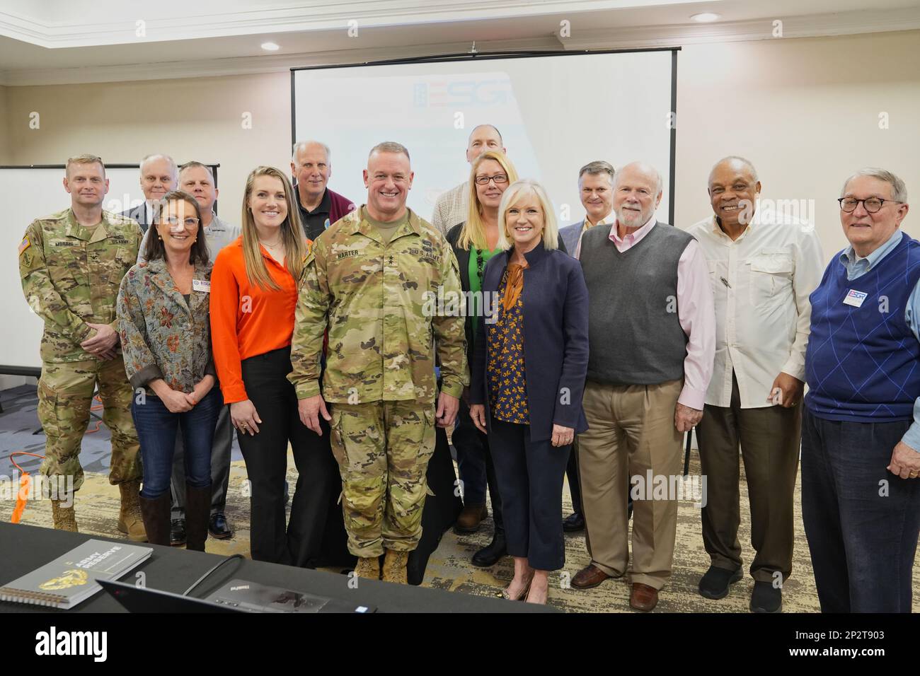 Le général de division Bob D. Harter a fait des remarques lors de la réunion annuelle du Comité exécutif de la Garde et de la Réserve de la Caroline du Sud en 2023, à Columbia, en Caroline du Sud, hier, où il a parlé de la Réserve de l'Armée de terre et de l'histoire de la Division de l'état de préparation de 81st. Harter et le comité ont ensuite partagé le dialogue sur les défis et les réussites entre les membres du service et les employeurs. Le principal objectif des ESGR est de faire le lien entre la coopération entre les membres du service de la Garde nationale de l'Armée ou de la Réserve de l'Armée et leurs employeurs civils. Pour en savoir plus sur l'organisation, cliquez ici : https://esgr.mil/ (A Banque D'Images