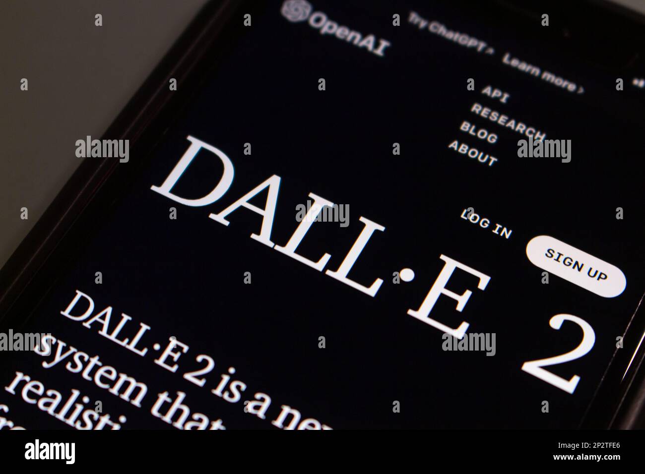 Site Web de DALL-E 2 sur un écran d'iPhone. DALL-E (stylisé DALL·E) sont des modèles d'apprentissage en profondeur développés par OpenAI pour générer des images numériques à partir de texte Banque D'Images
