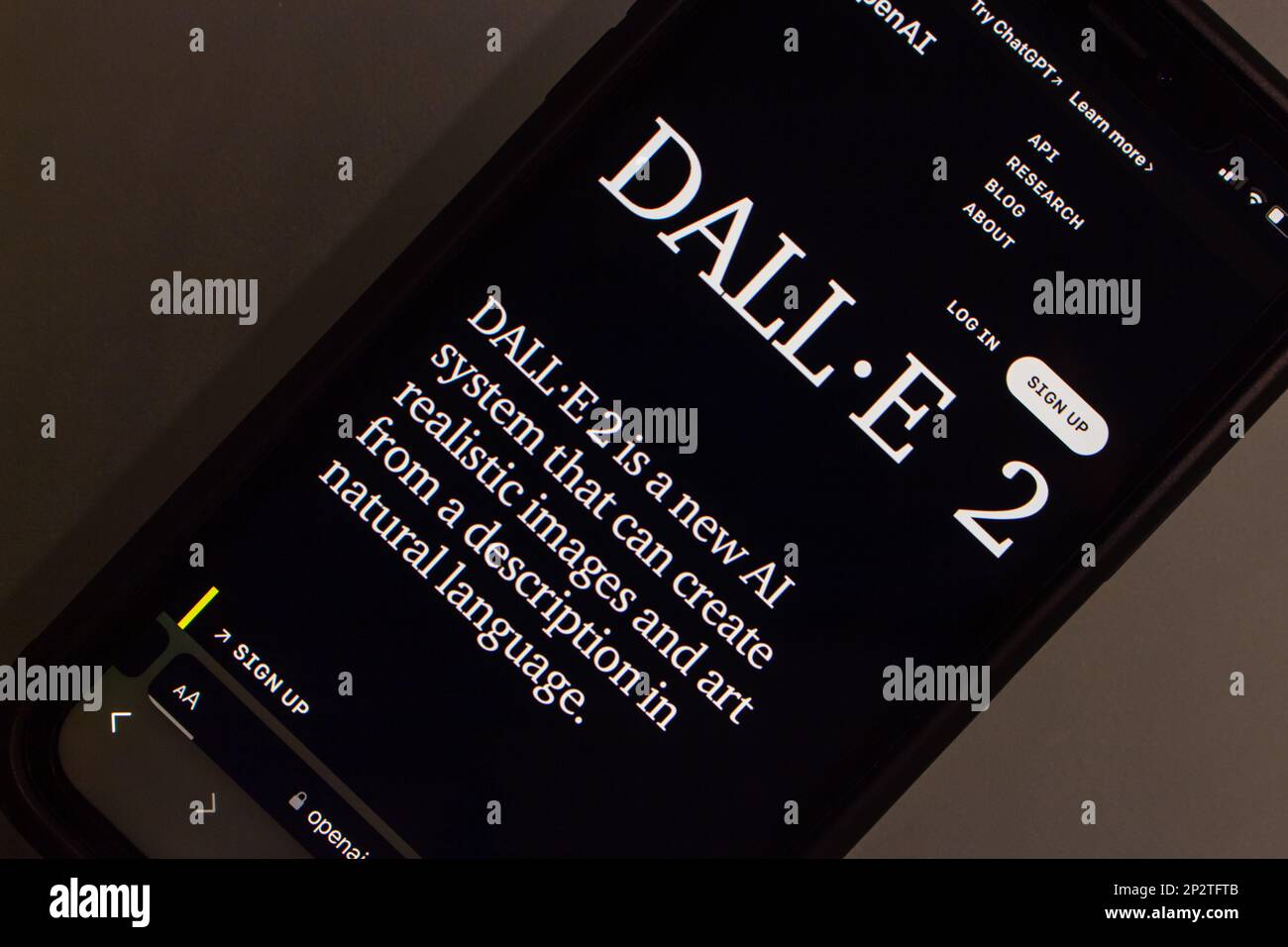Site Web de DALL-E 2 sur un écran d'iPhone. DALL-E (stylisé DALL·E) sont des modèles d'apprentissage en profondeur développés par OpenAI pour générer des images numériques à partir de texte Banque D'Images