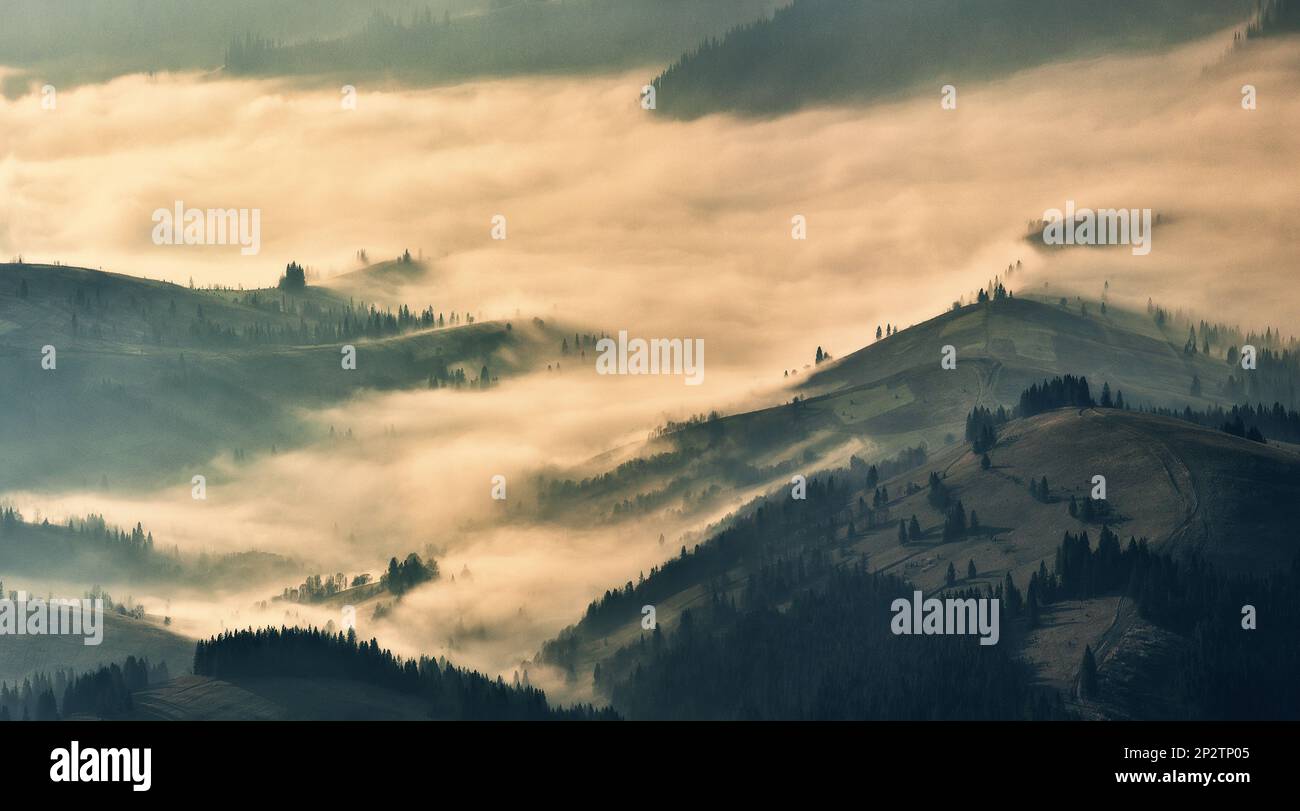 Silhouettes de montagne dans le brouillard. Paysage graphique sur le thème des montagnes Banque D'Images