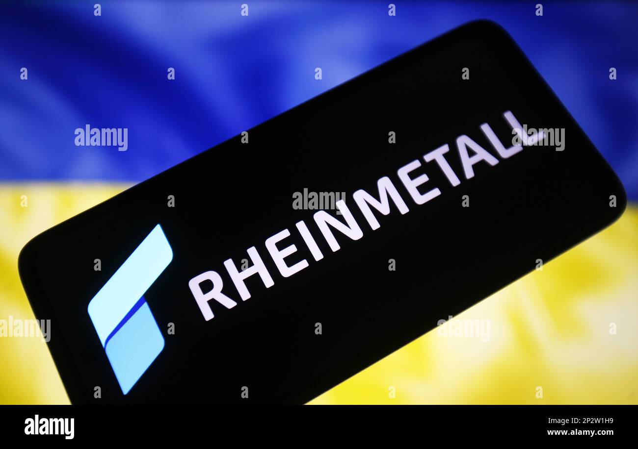 Ukraine. 04th mars 2023. Dans cette illustration, un logo Rheinmetall est visible sur un écran de smartphone avec le drapeau national de l'Ukraine en arrière-plan. Crédit : SOPA Images Limited/Alamy Live News Banque D'Images