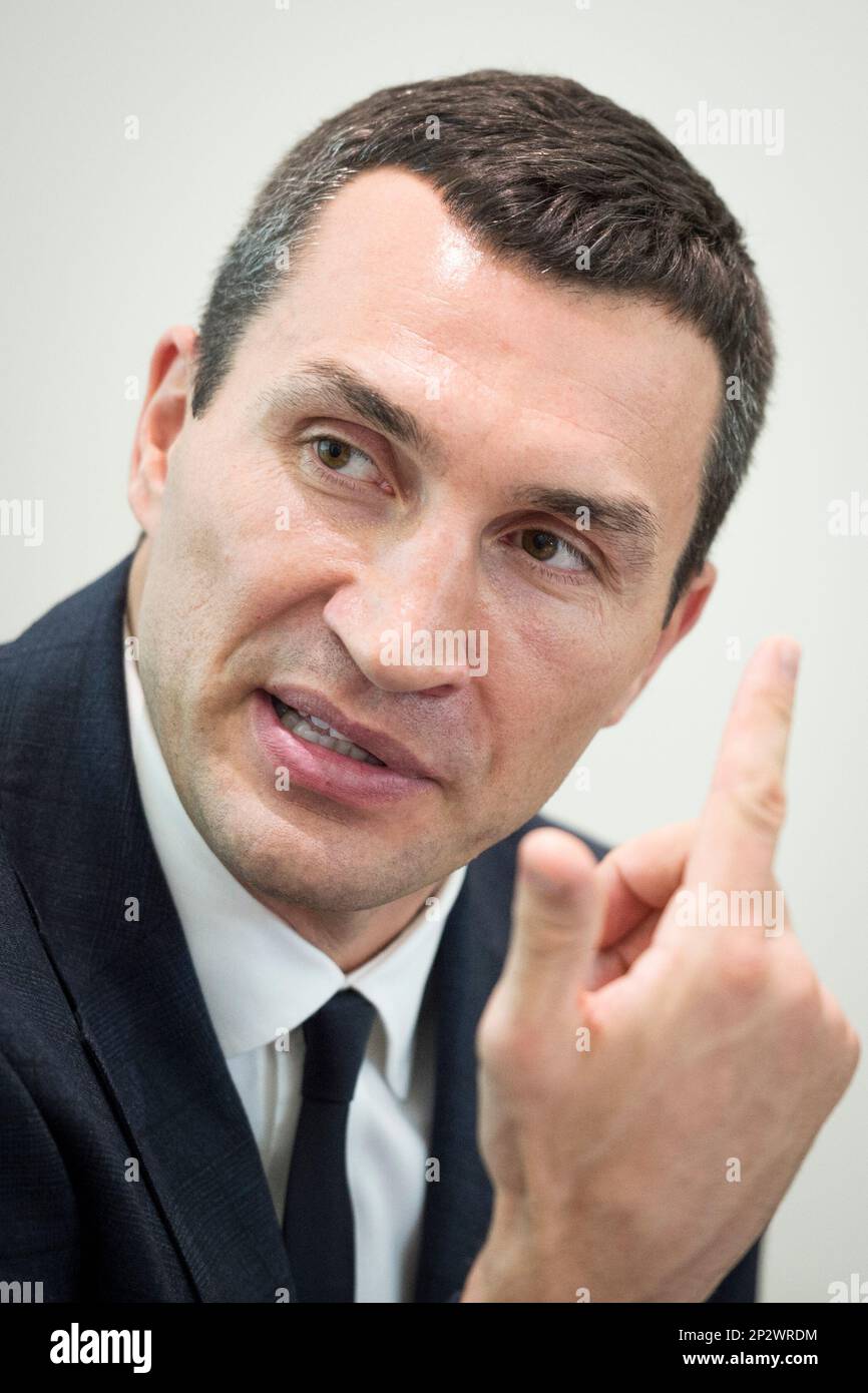 Ukrainian boxing world champion Wladimir Klitschko speaks at a press conference in St. Gallen, Switzerland, Thursday, June 4, 2015. According to the university of St. Gallen, Klitschko will give lectures on sport science at the university starting in February 2016. (Gian Ehrenzeller/Keystone via AP) Banque D'Images