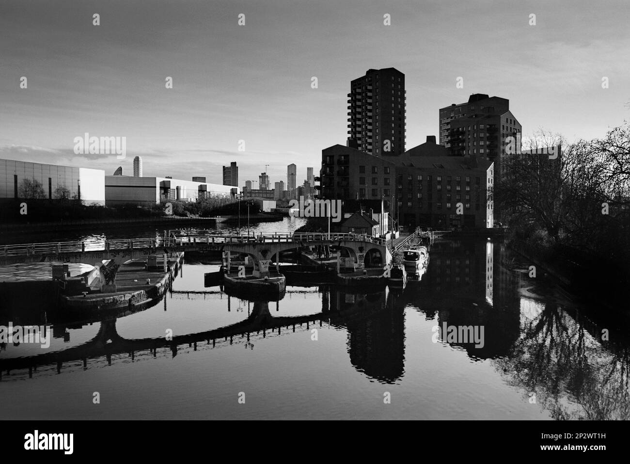 Bow Locks et The River Lea au crépuscule, en hiver, Bow, est de Londres, Royaume-Uni, Vue vers le sud en direction des Docklands de Londres Banque D'Images