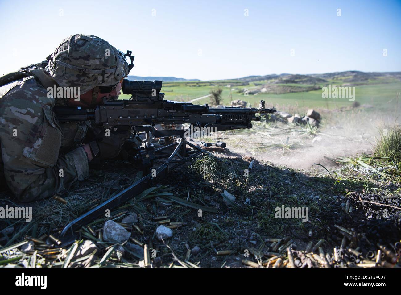 A ÉTATS-UNIS Le parachutiste de l'armée affecté au 2nd Bataillon, 503rd Airborne Infantry Regiment, 173rd Airborne Brigade tire un M240B lors d'une compétition de tir de mitrailleuse à Larnaca, Chypre, le 17 février 2023, dans le cadre de l'exercice Silver Falcon 23. Silver Falcon 23 est un exercice bilatéral entre les États-Unis et Chypre, conçu pour améliorer l'interopérabilité entre les militaires des deux nations afin de s'assurer qu'ils sont prêts à toute éventualité, en particulier ceux qui impliquent une intervention en cas de crise et des opérations d'évacuation non combattantes. La Brigade aéroportée de 173rd est la U.S. Réponse d'urgence de l'armée pour Banque D'Images