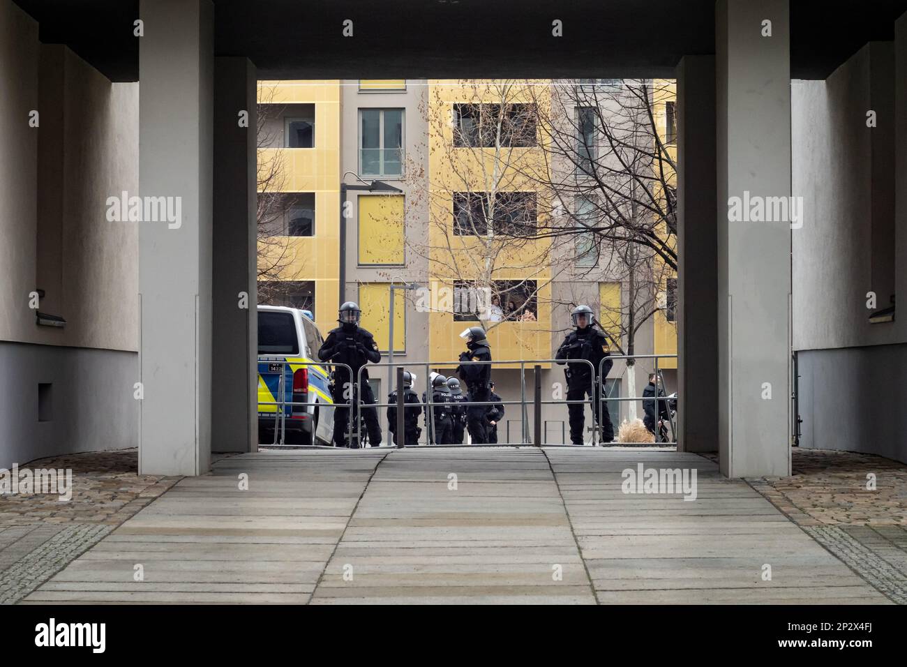 La police fédérale bloque la voie en raison d'une manifestation. Des policiers se tenant sur un sentier derrière une barrière et attendant les manifestants. Banque D'Images