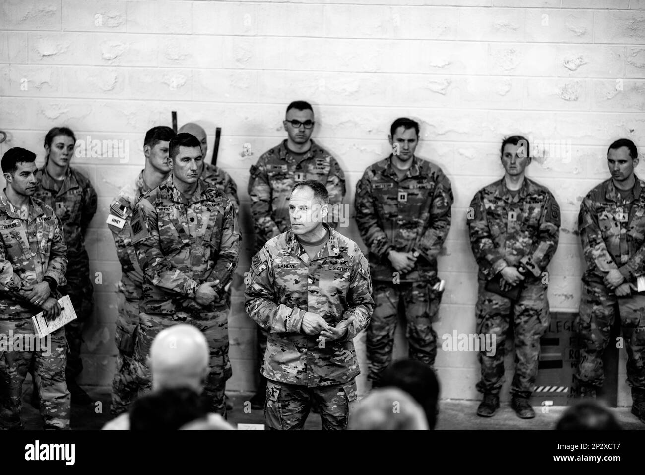 Le général de division Christopher LaNeve s'adresse aux parachutistes de l'équipe de combat de 2nd Brigade, 82nd Airborne Division, lors de la préparation de l'opération Falcon Blitz sur fort Bragg, NC, le 27 janvier 2023. Les parachutistes effectueront une opération aérienne afin d'améliorer la disponibilité et la létalité des brigades. Banque D'Images