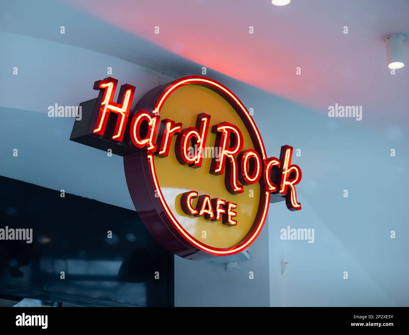 Logo Hard Rock Cafe allumé en rouge. Bar et restaurant de style de vie américain britannique dans le centre-ville. Signe d'une chaîne multinationale. Banque D'Images