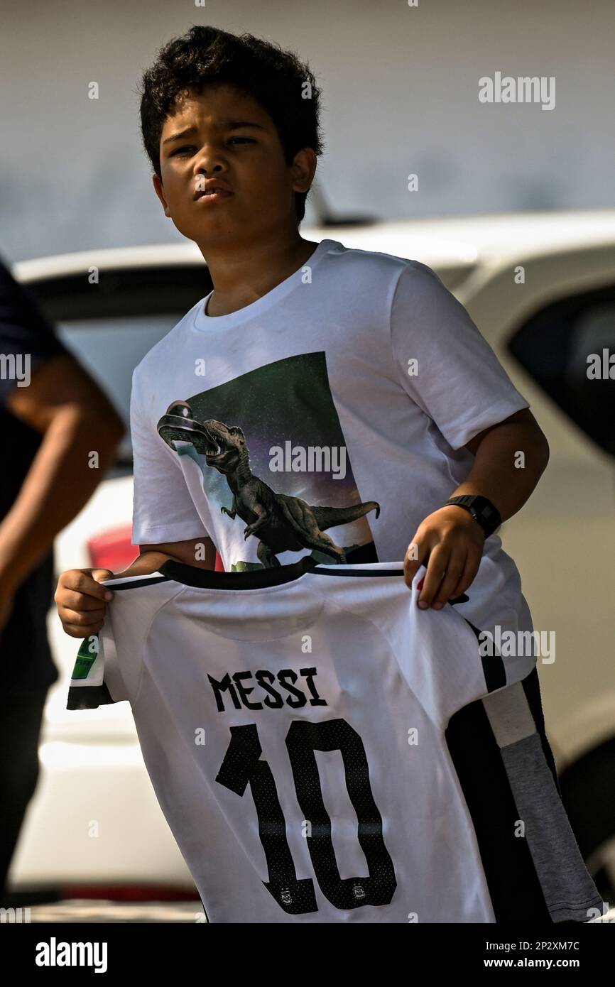 Un jeune garçon tient un maillot de Lionel Messi pour obtenir un autographe de l'entraîneur-chef de Lionel Scaloni de l'équipe nationale de football Argentine alors qu'il arrive au Salvador. L'entraîneur de football argentin s'est rendu dans le pays d'Amérique centrale pour faire des discours lors d'un séminaire. (Photo de Camilo Freedman / SOPA Images/Sipa USA) Banque D'Images