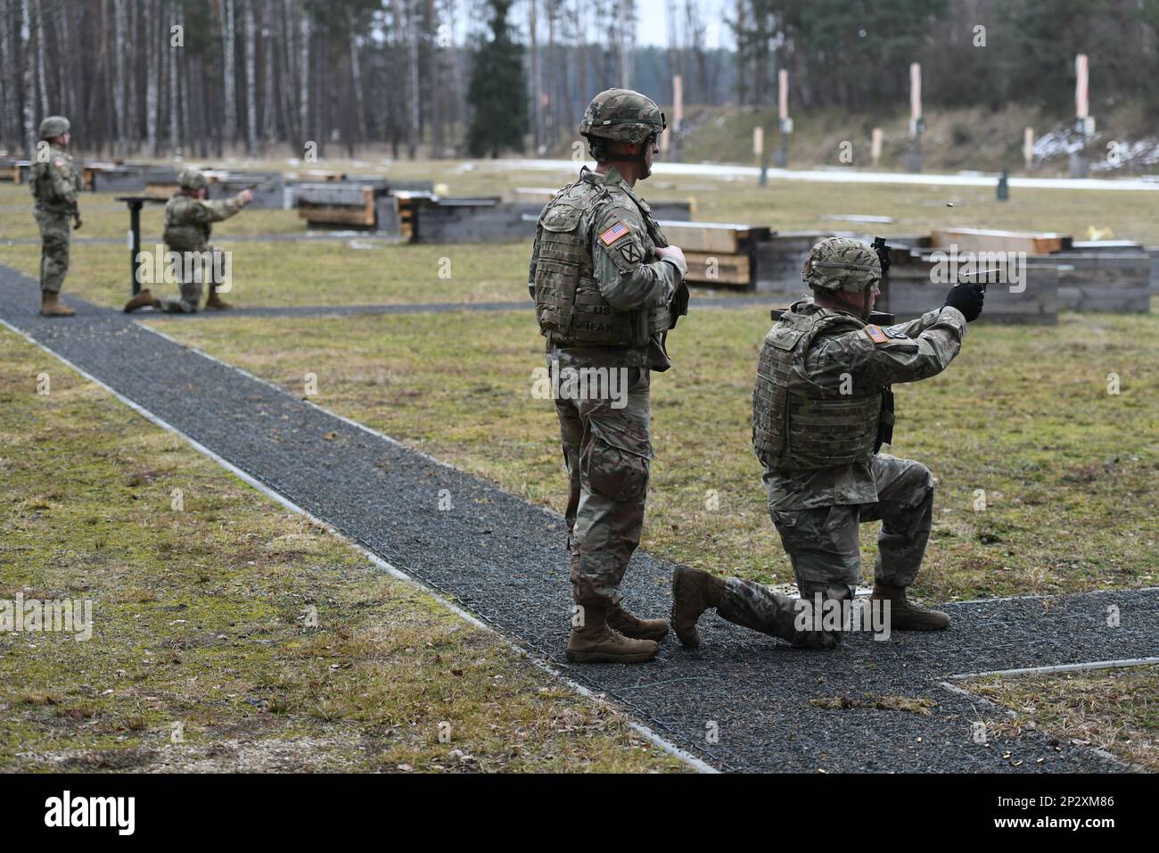 ÉTATS-UNIS Les soldats de la Brigade de renseignement militaire 207th ont déclenché M17 pistolets lors de l'exercice annuel de la Brigade Flash Focus dans la zone d'entraînement de Grafenwoehr du Commandement de l'instruction de l'Armée de terre 7th, en Allemagne, le 24 janvier 2023. Lightning Focus 2023 offre l'opportunité d'améliorer les compétences individuelles et équipiers en matière d'armes, la formation sur les compétences de base du soldat, le développement du soldat et de la NCO, l'amélioration de la cohésion de l'unité et du renforcement de l'équipe, ainsi que la formation de soutien opérationnel basé sur des scénarios pour certifier les plates-formes de renseignement, la préparation au soutien de SETAF-AF, USAREUR-AF et USAFRICOM. Banque D'Images