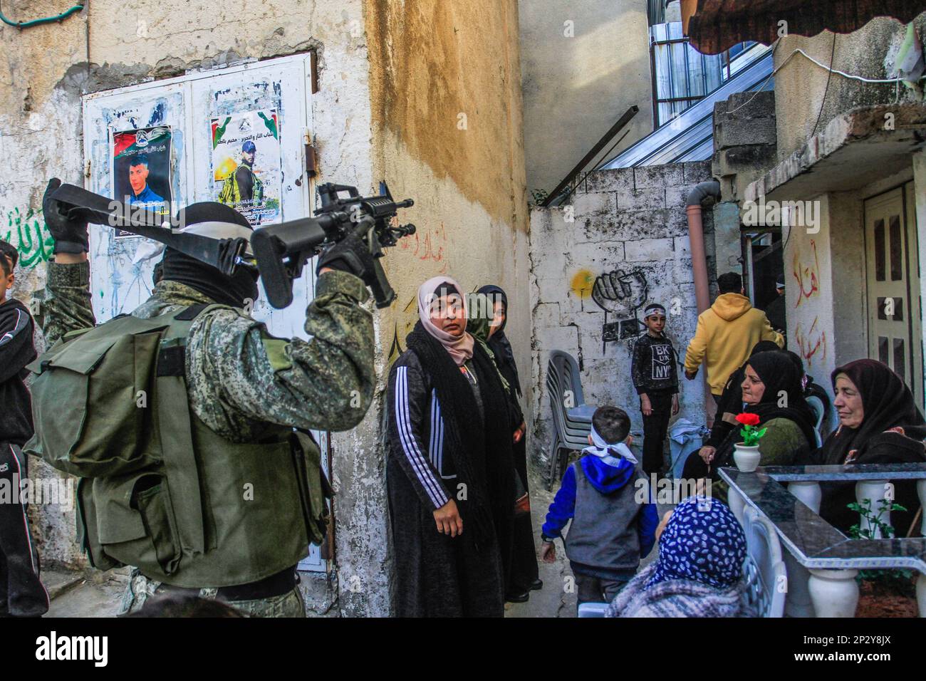 Naplouse, Palestine. 04th mars 2023. Un tireur palestinien masqué du bataillon de Balata prend pour cible un groupe de femmes devant lors d'une cérémonie de commémoration pour deux Palestiniens qui ont été tués par l'armée israélienne il y a un mois, dans le camp de réfugiés de Balata, à l'est de Naplouse, en Cisjordanie. De nombreuses factions et militants palestiniens présentent leurs armes et leur force pendant toute la cérémonie de commémoration pour les Palestiniens qui sont tués par l'armée israélienne, afin de montrer l'étendue de leur force à l'armée israélienne. (Photo de Nasser Ishtayeh/SOPA Images/Sipa USA) crédit: SIPA USA/Alay Live News Banque D'Images