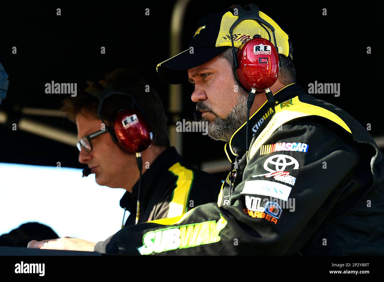 Carl Edwards crew chief Darian Grubb during the NASCAR Coca-Cola 600 auto race at Charlotte Motor Speedway, Sunday, May 24, 2015, in Concord, N.C. (AP Photo/NKP, Jennifer Coleman) MANDATORY CREDIT Banque D'Images