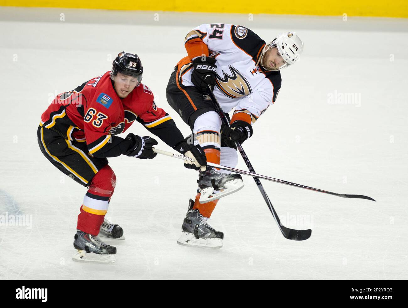 Anaheim Ducks' defenseman Simon Despres (24) gets tangled with Calgary Flames' center Sam Bennett (63) in the first period of game 3 of the second round of the Stanley Cup playoffs at the Saddledome in Calgary on Sunday, May 3, 2015. (Michael Goulding/The Orange County Register via AP) Banque D'Images