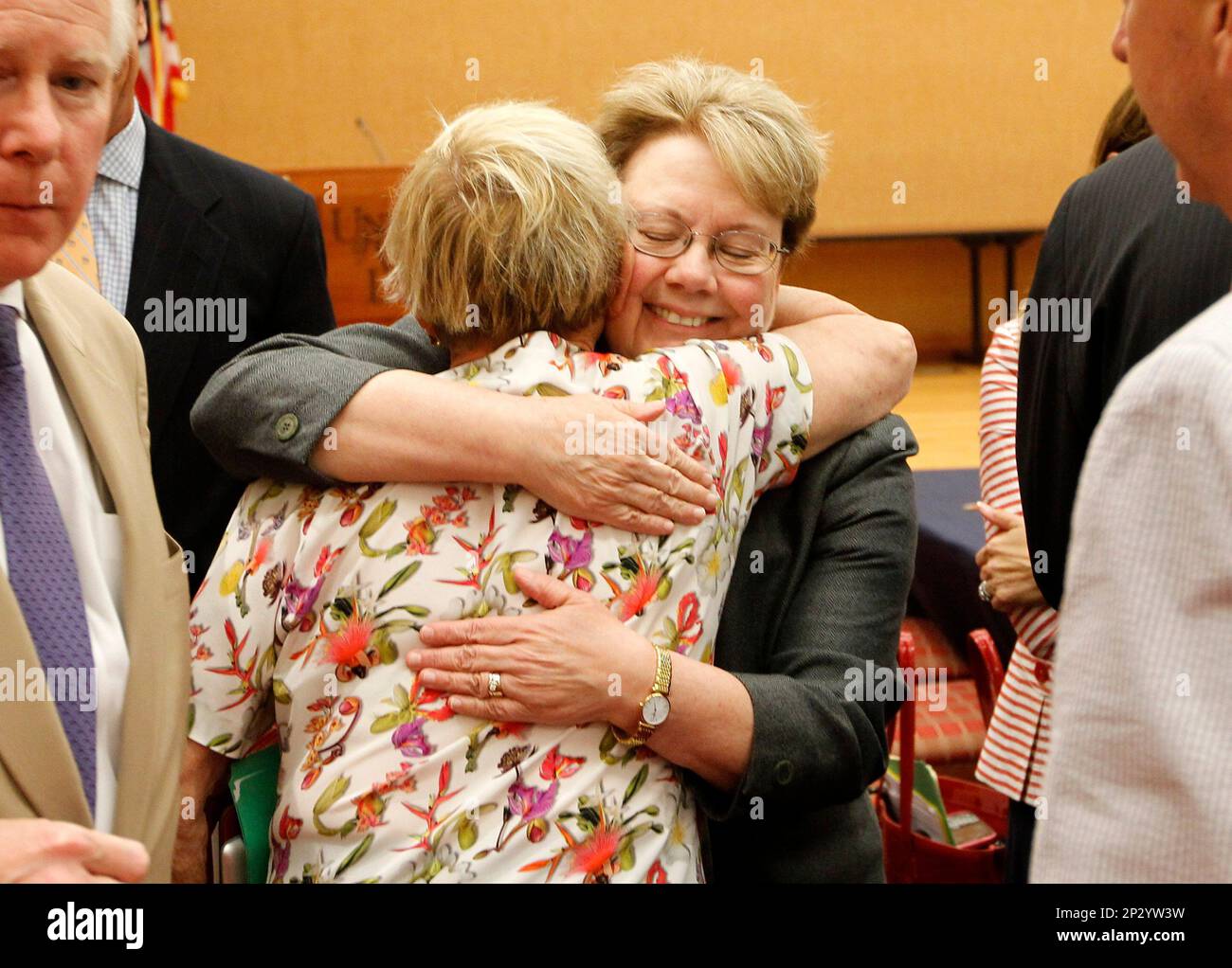 UVa president teresa Sullivan, right, receives a hug from board member Barbara Fried, left, after the University of Virginia Board of Visitors meeting Tuesday, May 19, 2015 on campus at the Special Collection Library in Charlottesville, Va. The Board of Visitors voted to extend President Sullivan's contract and increase her salary. (Andrew Shurtleff/The Daily Progress via AP) Banque D'Images