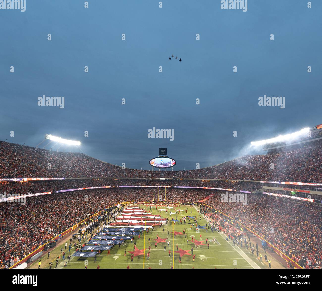 Le 29 janvier 2023, quatre T-38 Talons de la base aérienne de Whiteman, Missouri, effectuent un survol lors du match du Championnat américain de la Conférence de football au stade Arrowhead à Kansas City, Missouri. Les équipages du T-38 effectuent des vols de survol dans le cadre de vols d'entraînement réguliers et pour soutenir les fonctions communautaires et les événements gouvernementaux. Banque D'Images