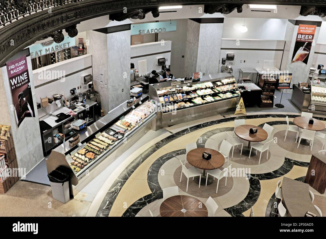 Le supermarché Heinen du centre-ville de Cleveland a ouvert ses portes en 2015 dans le Cleveland Trust Building restauré à Cleveland, Ohio, États-Unis. Banque D'Images