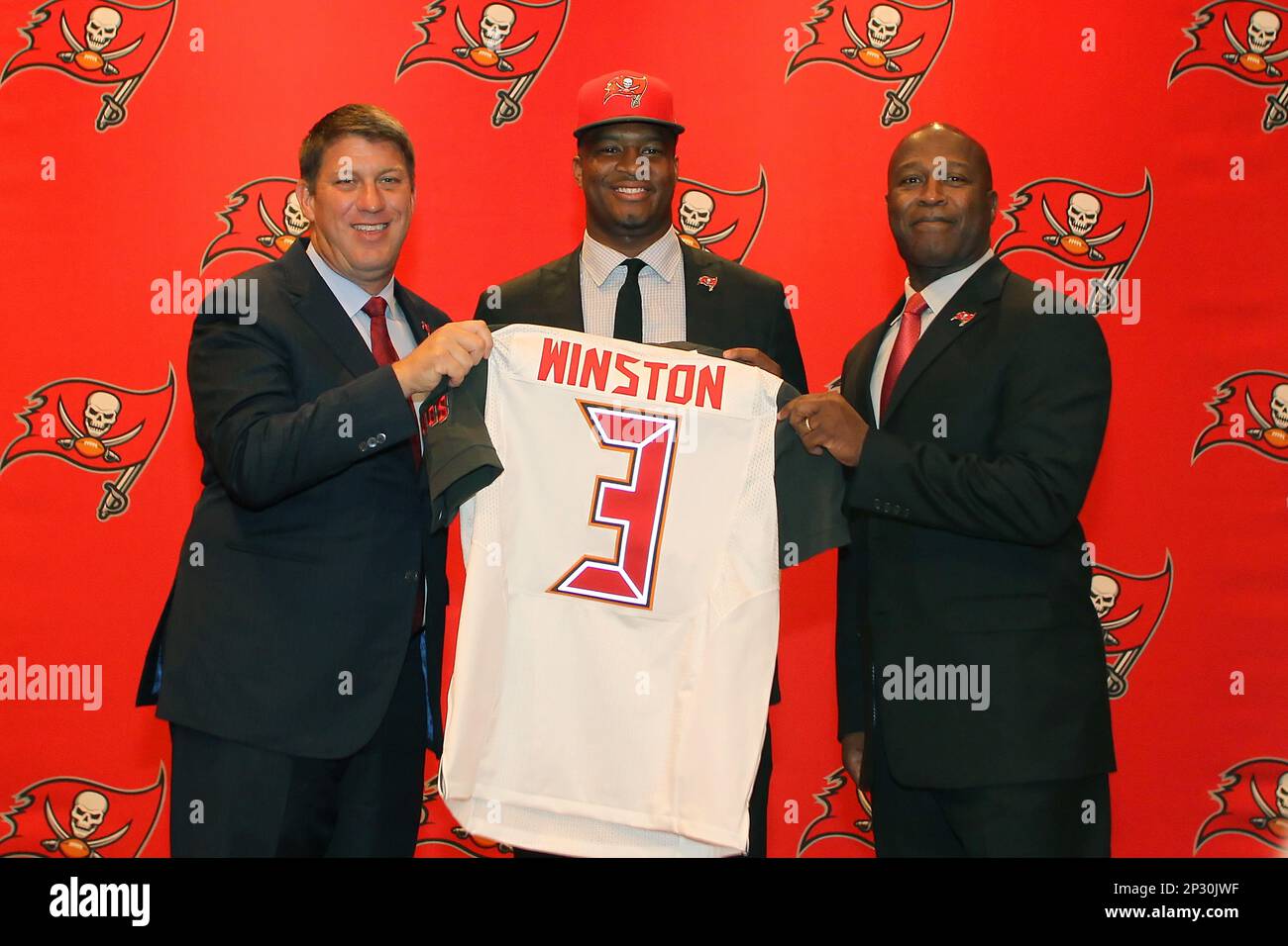 01 MAY 2015: 2015 NFL Draft first overall pick Jameis Winston poses between General Manager Jason Licht and Head Coach Lovie Smith after signing with the Buccaneers for the 2015 season at One Buccaneer Place in Tampa, Florida. (Icon Sportswire via AP Images) Banque D'Images