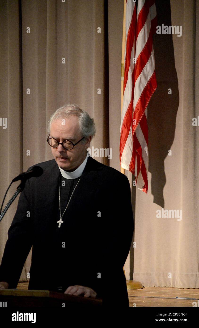 Father Charles Chapman leads people in prayer during the El Dorado Kiwanis Club and the Ministerial Alliance's National Day of Prayer luncheon at the Family Life Center of First Baptist Church in El Dorado, Ark., on Thursday, May 7, 2015. (Quentin Winstine/News-Times via AP) Banque D'Images