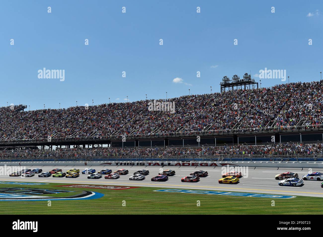 Jeff Gordon (24) races with Kasey Kahne (5), Ryan Blaney (21), Dale Earnhardt Jr (88) and Tony Stewart (14) the NASCAR Geico 500 auto race at Talladega Superspeedway, Sunday, May 3, 2015, in Talladega, Ala. (AP Photo/ NKP, John Harrelson) MANDATORY CREDIT Banque D'Images