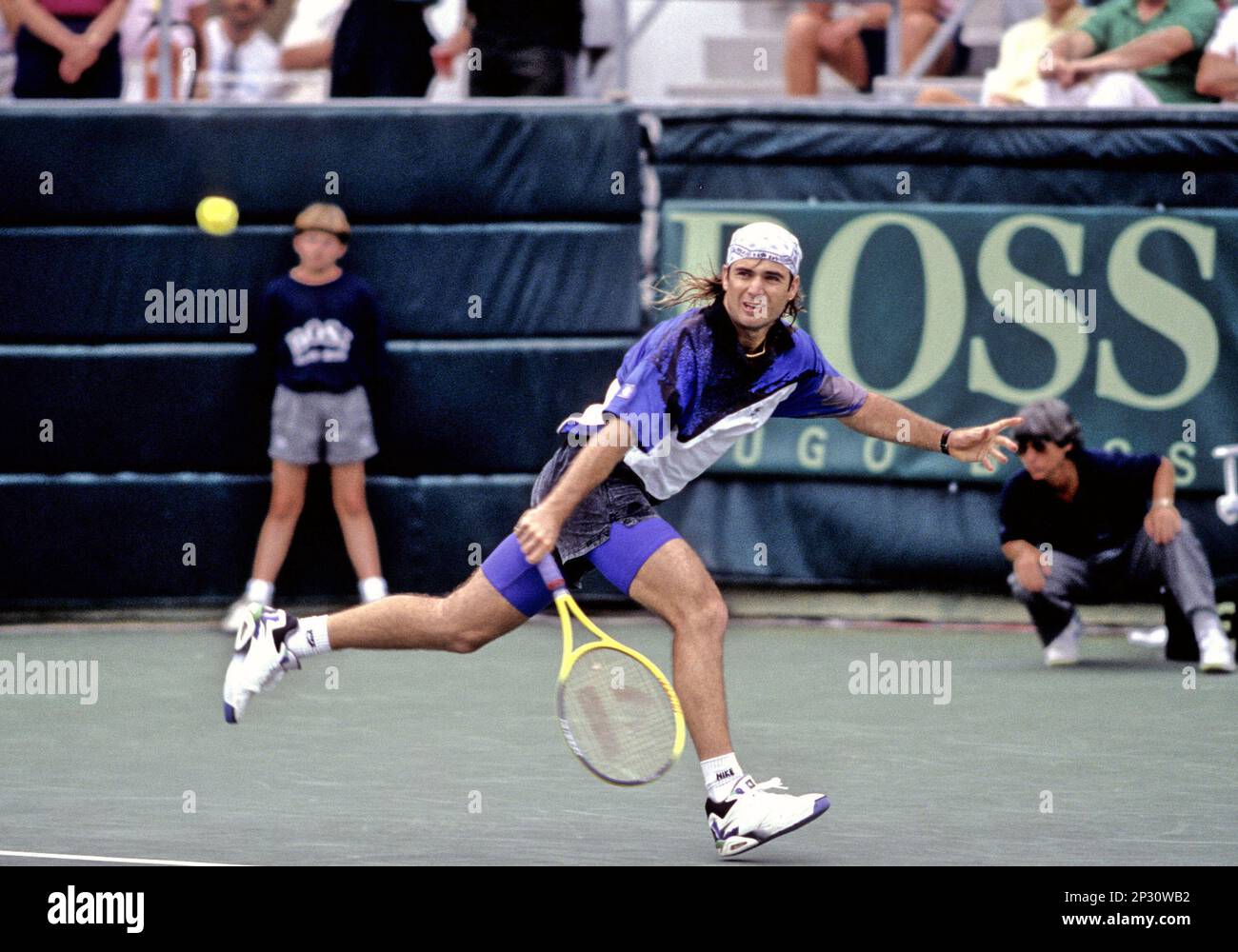 Andre Agassi competes in the Davis Cup tennis tournament in 1992. (AP Photo / Al Messerschmidt) Banque D'Images