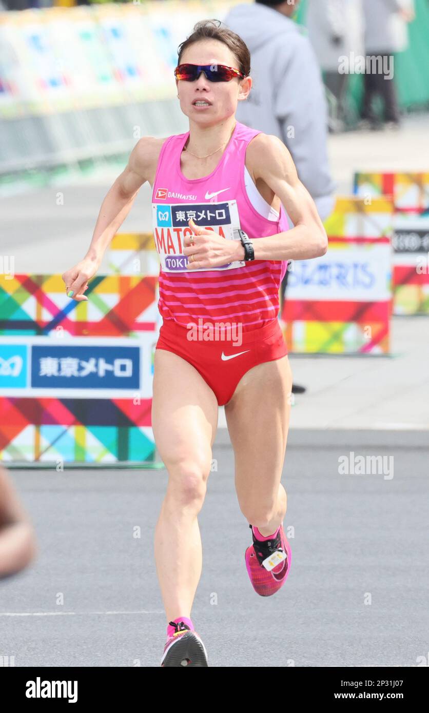 Tokyo, Japon. 5th mars 2023. Le Mizuki Matsuda du Japon traverse la ligne d'arrivée du marathon de Tokyo, dimanche, à 5 mars 2023. Matsuda a terminé sixième à la course féminine avec un temps de 2 heures 21 minutes 44 secondes tandis que Deso Gelmisa d'Ethiopie a gagné la course. Credit: Yoshio Tsunoda/AFLO/Alay Live News Banque D'Images