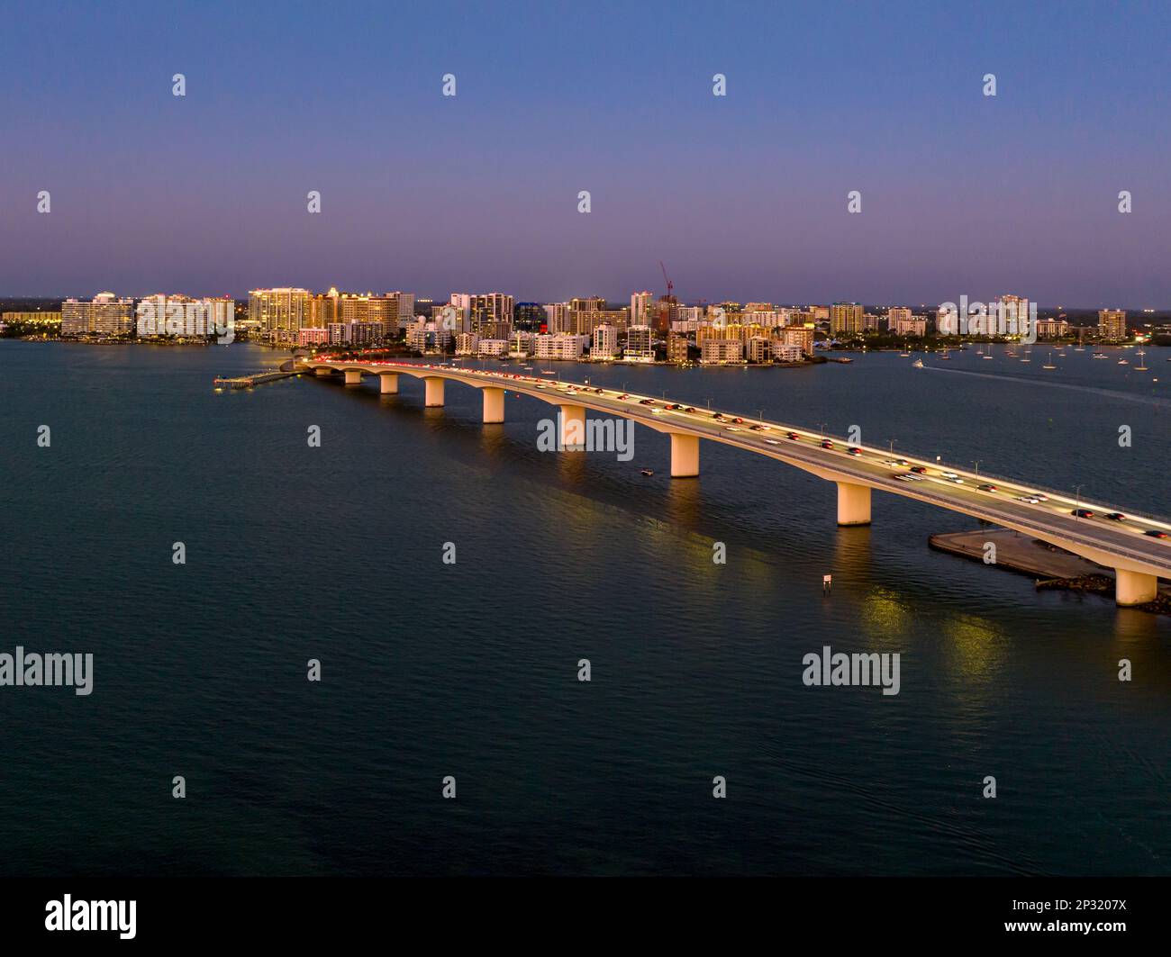 Image aérienne du soir de Sarasota, Skyline de Floride et le pont de la baie de Sarasota Banque D'Images