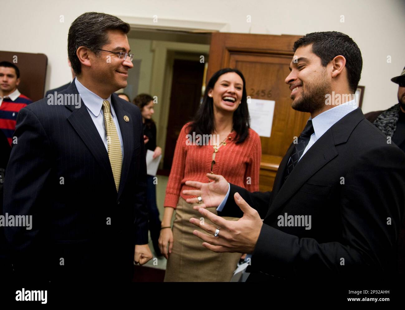 Actor Wilmer Valderrama, right, talks with Rep. Xavier Becerra, D-Calif., before an event by the U.S. Census and Voto Latino to screen a public service announcement that encourages young Latinos who were undercounted in the last census, to be counted, Feb. 3, 2010. Maria Teresa Kumar, executive director of Voto Latino, also appears. (CQ Roll Call via AP Images) Banque D'Images